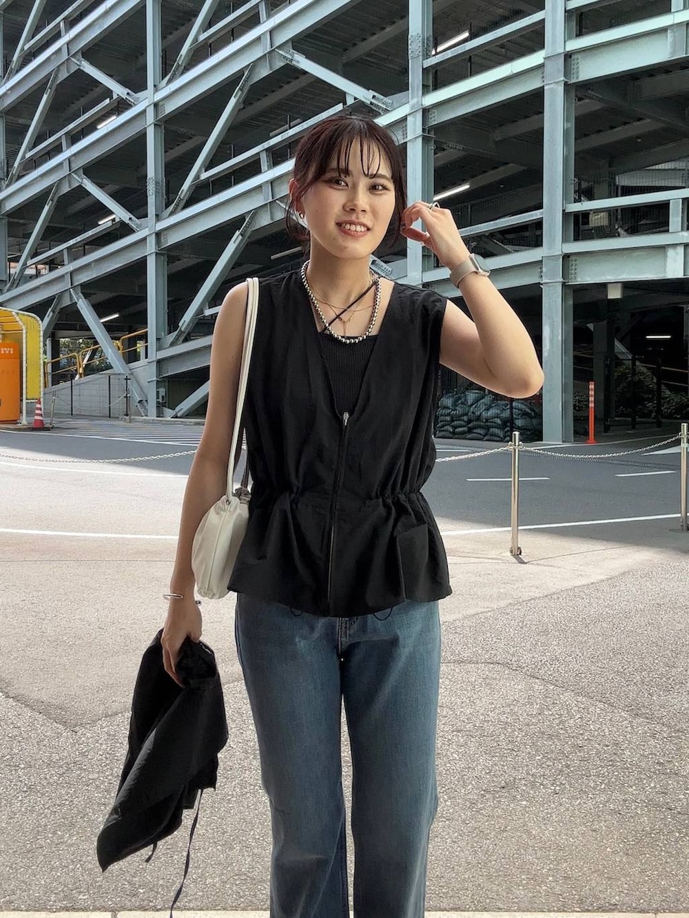 「着痩せ・細見え、高見え、体型カバー、春コーデ、ローリーズスタイル_LOWRYS FARM、LOWRYS FARM、春色、春服みてみて、夏コーデ、カジュアル、カジュアルコーデ、ベスト、フレアパンツ、デニムパンツ」|「LOWRYS FARMのポインテッドナローサンダル 287486(サンダル、シルバー系)」を使った、kuboさん(レディース・161cm)の夏コーディネートの6枚目の写真