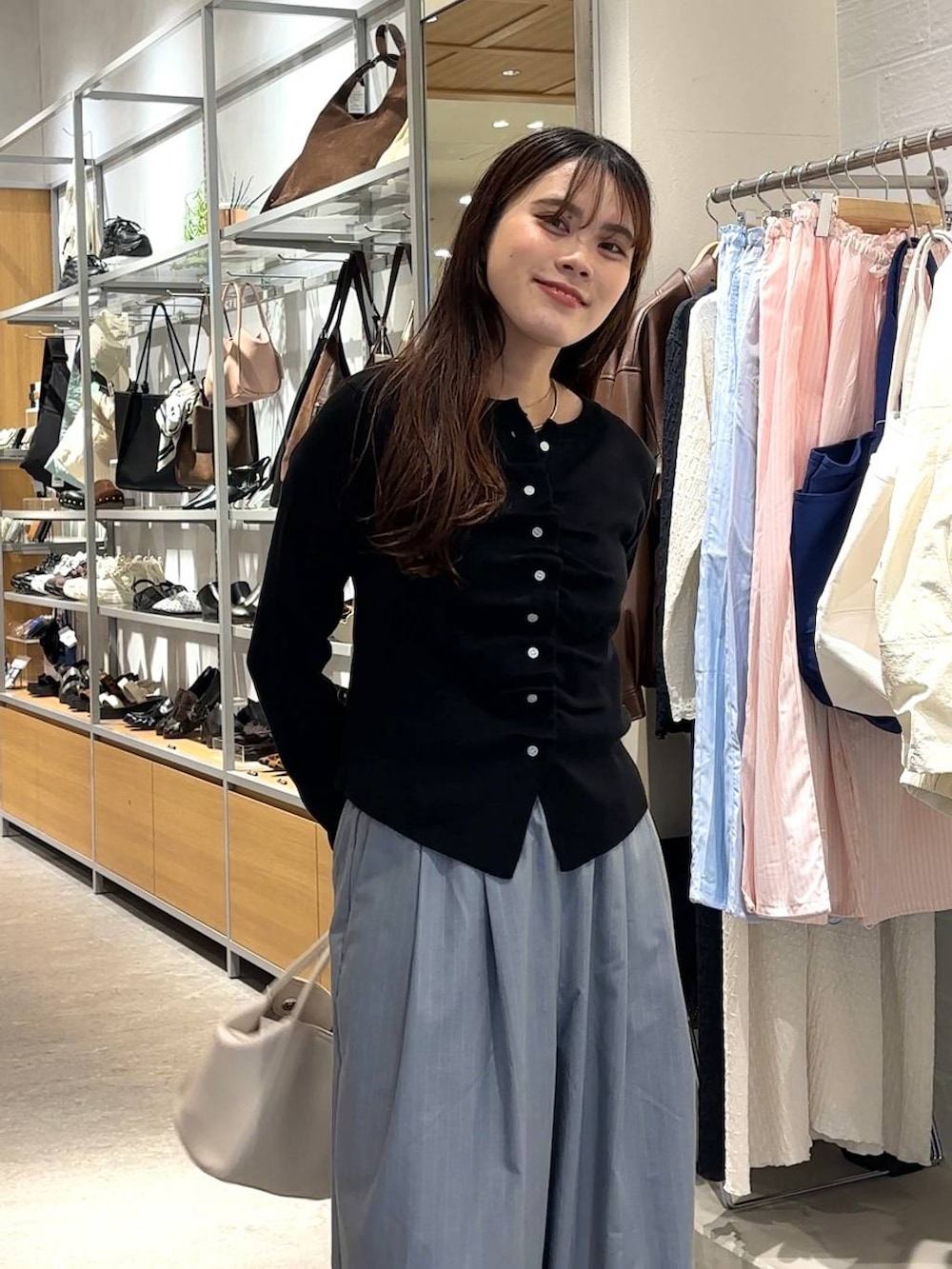 グレー系のその他パンツ、ホワイト系のショルダーバッグ、ブラック系のカーディガン/ボレロを着用したレディースの春コーディネートの6枚目の写真