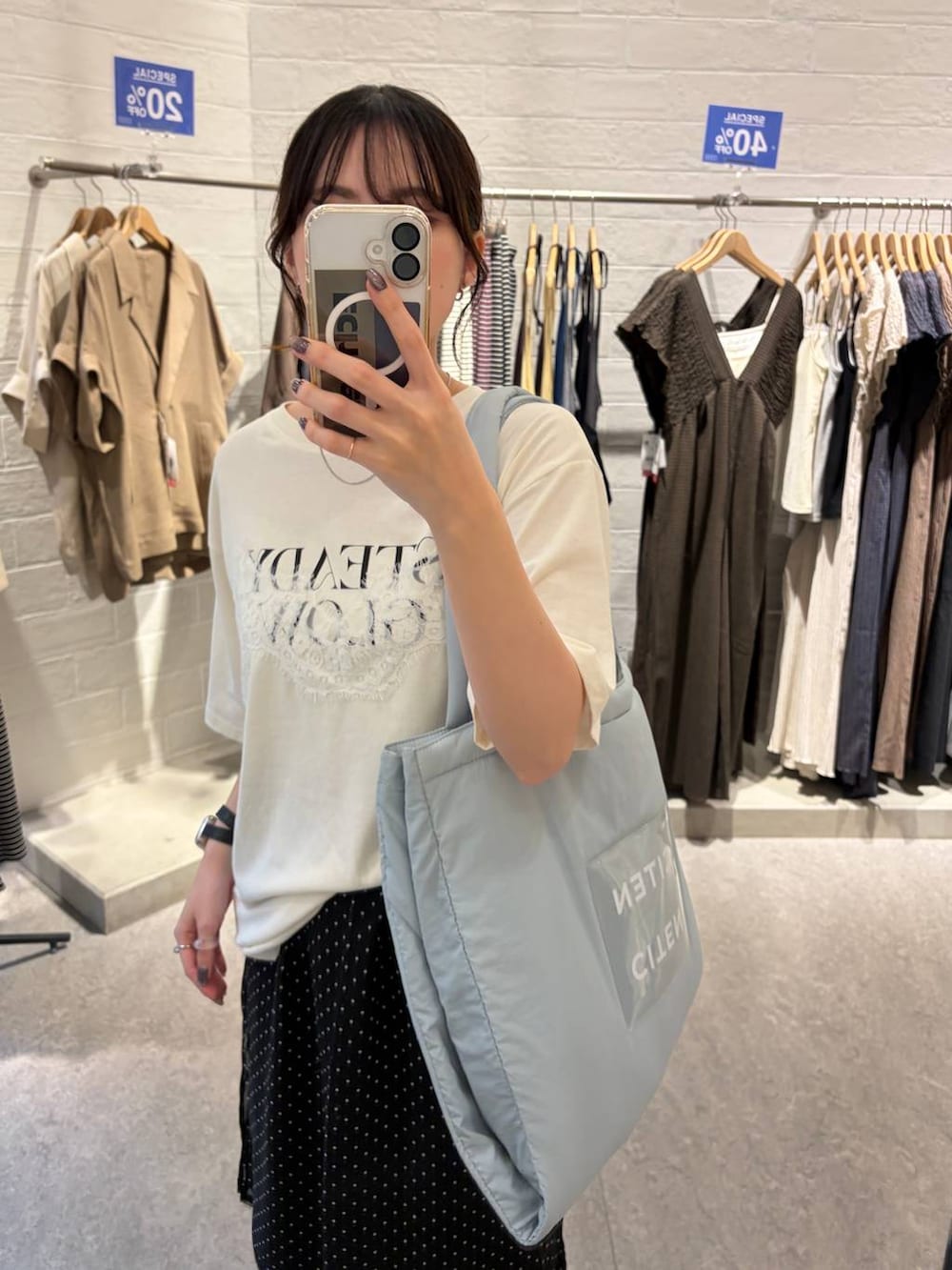 ブラック系のその他パンツ、ベージュ系のTシャツ/カットソーを着用したレディースの夏コーディネートの3枚目の写真