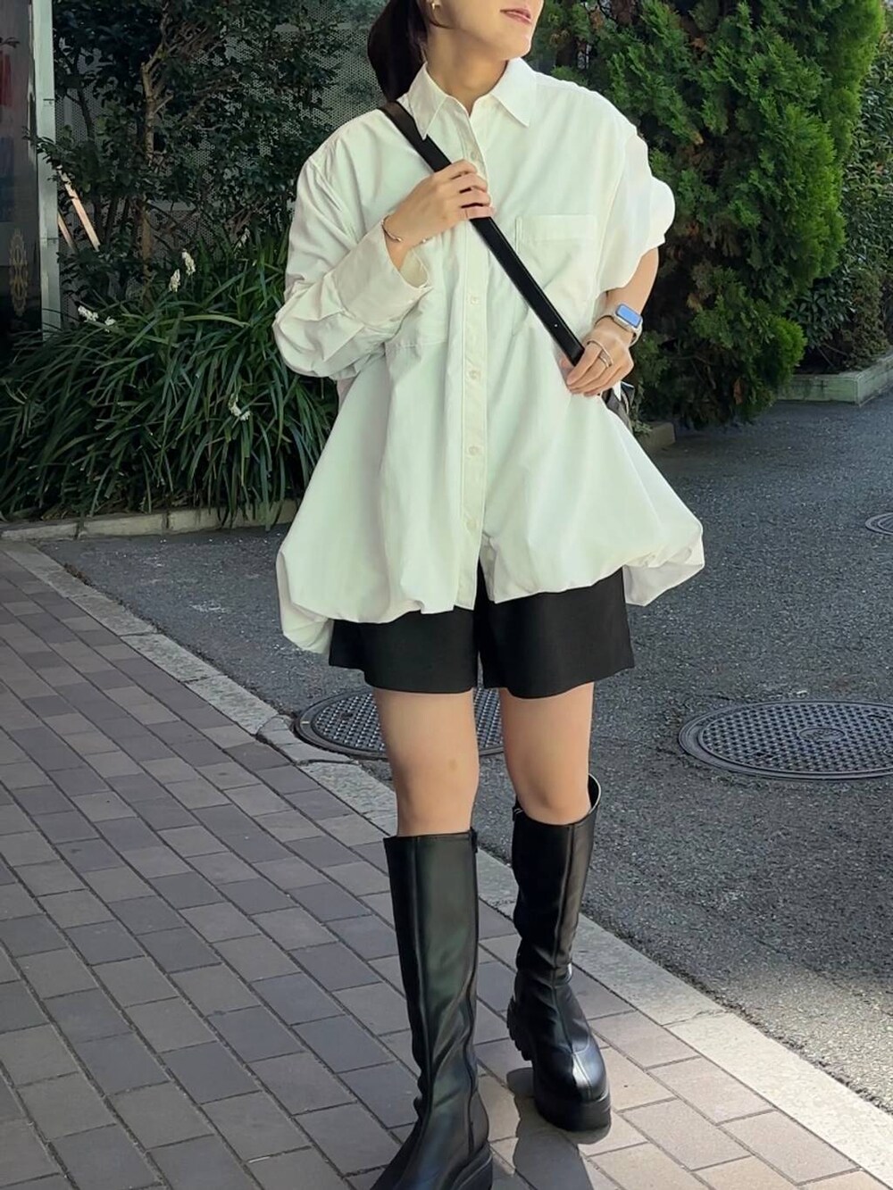 グレー系のその他パンツ、ブラック系のショルダーバッグ、ブラック系のブーツを着用したレディースの秋コーディネートの2枚目の写真