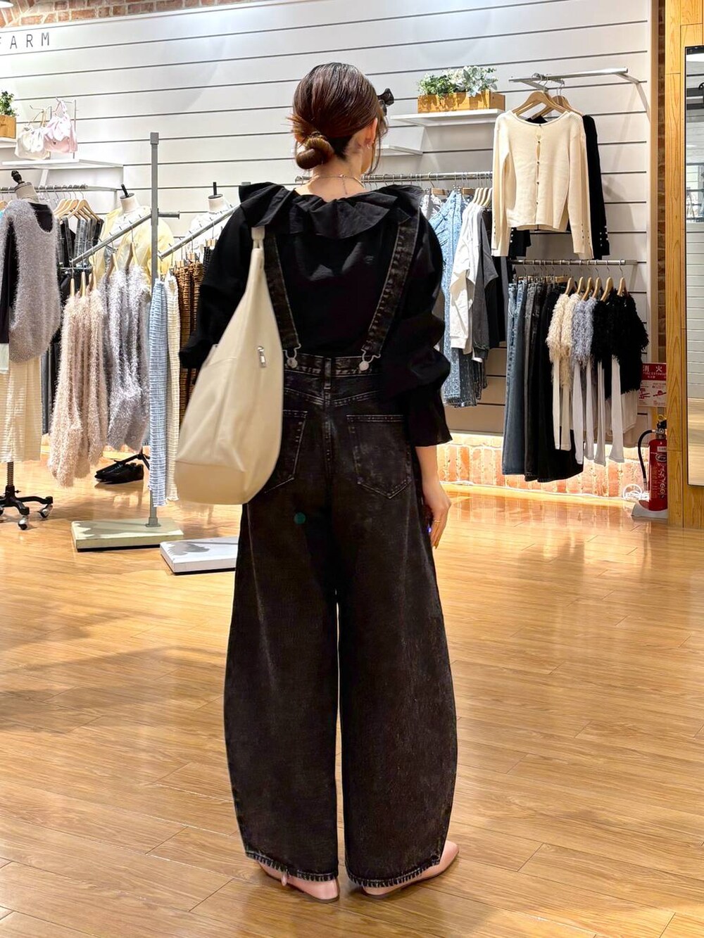 ブラック系のデニムパンツ、ブラック系のシャツ/ブラウス、ブラック系のキャミソールを着用したレディースの冬コーディネートの5枚目の写真