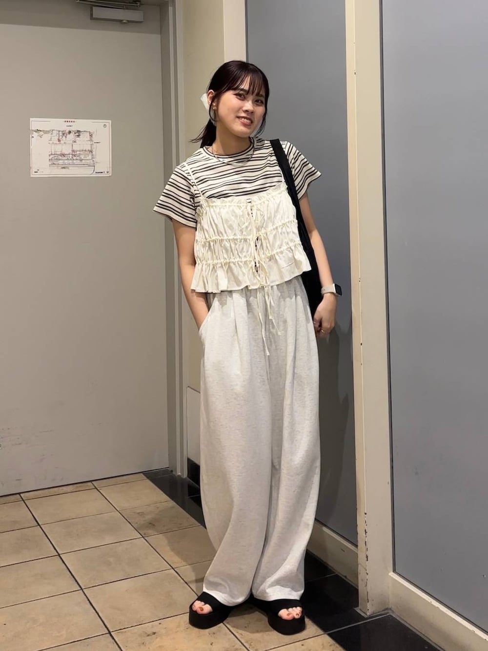 「着痩せ・細見え、高見え、体型カバー、春コーデ、ローリーズスタイル_LOWRYS FARM、LOWRYS FARM、春色、春服みてみて、Tシャツ、ビスチェ、レイヤードスタイル、スウェット、スウェットパンツ、サンダル、夏コーデ」｜「LOWRYS FARMのフライスチビＴシャツＳＳ 111954（Tシャツ/カットソー、ホワイト系）」を使った、kuboさん（レディース・161cm）の夏コーディネートの2枚目の写真
