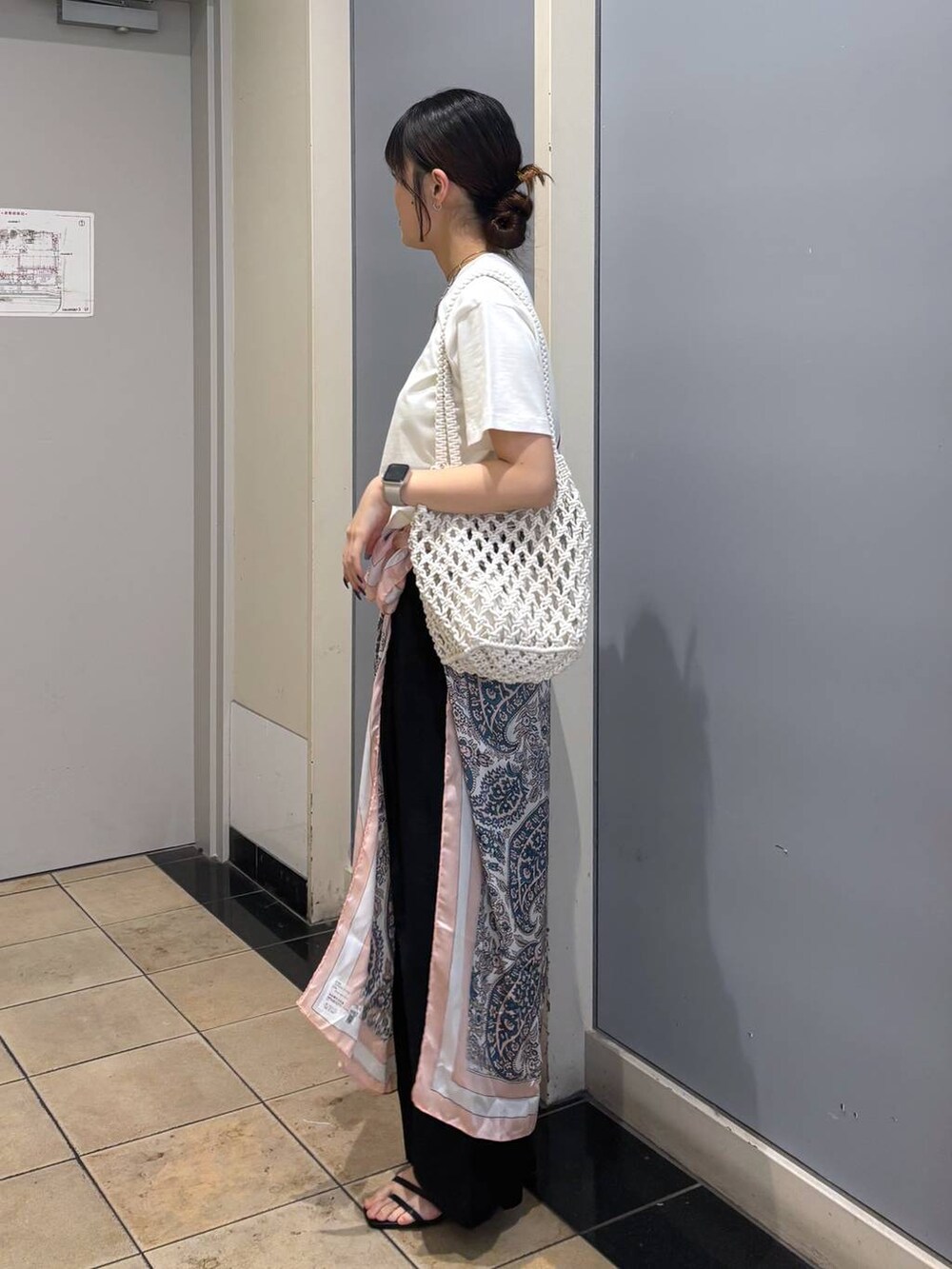 「着痩せ・細見え、高見え、体型カバー、春コーデ、ローリーズスタイル_LOWRYS FARM、LOWRYS FARM、春色、春服みてみて、Tシャツ、パンツ、夏コーデ、スカーフ、レイヤードスタイル、サンダル」|「LOWRYS FARMのステンレス2WAYネックレス 283643(ネックレス、グレー系)」を使った、kuboさん(レディース・161cm)の春コーディネートの3枚目の写真