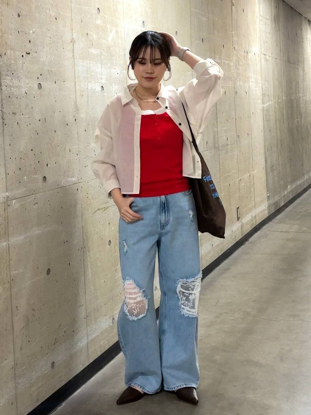 ブルー系のデニムパンツ、ホワイト系のシャツ/ブラウス、ブラウン系のトートバッグを着用したレディースの春コーディネートの5枚目の写真