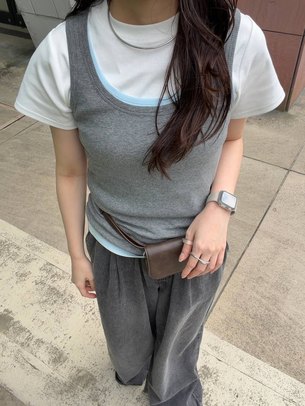 ブルー系のタンクトップ、グレー系のタンクトップ、ホワイト系のTシャツ/カットソーを着用したレディースの夏コーディネートの6枚目の写真