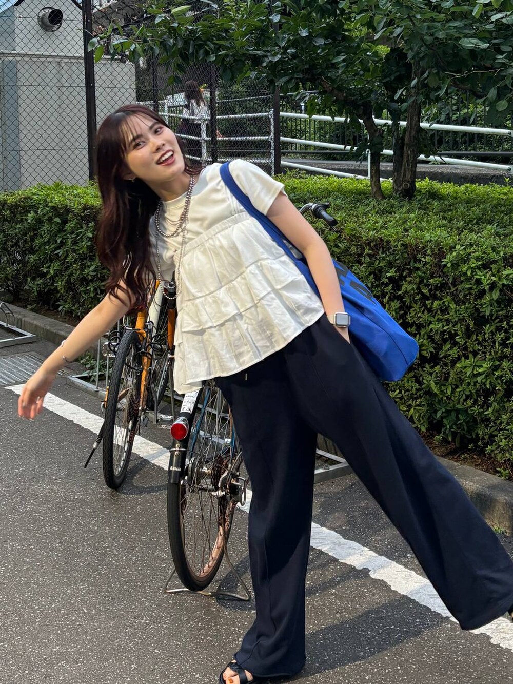 ホワイト系のTシャツ/カットソー、ブラック系のサンダル、ホワイト系のキャミソールを着用したレディースの夏コーディネートの2枚目の写真