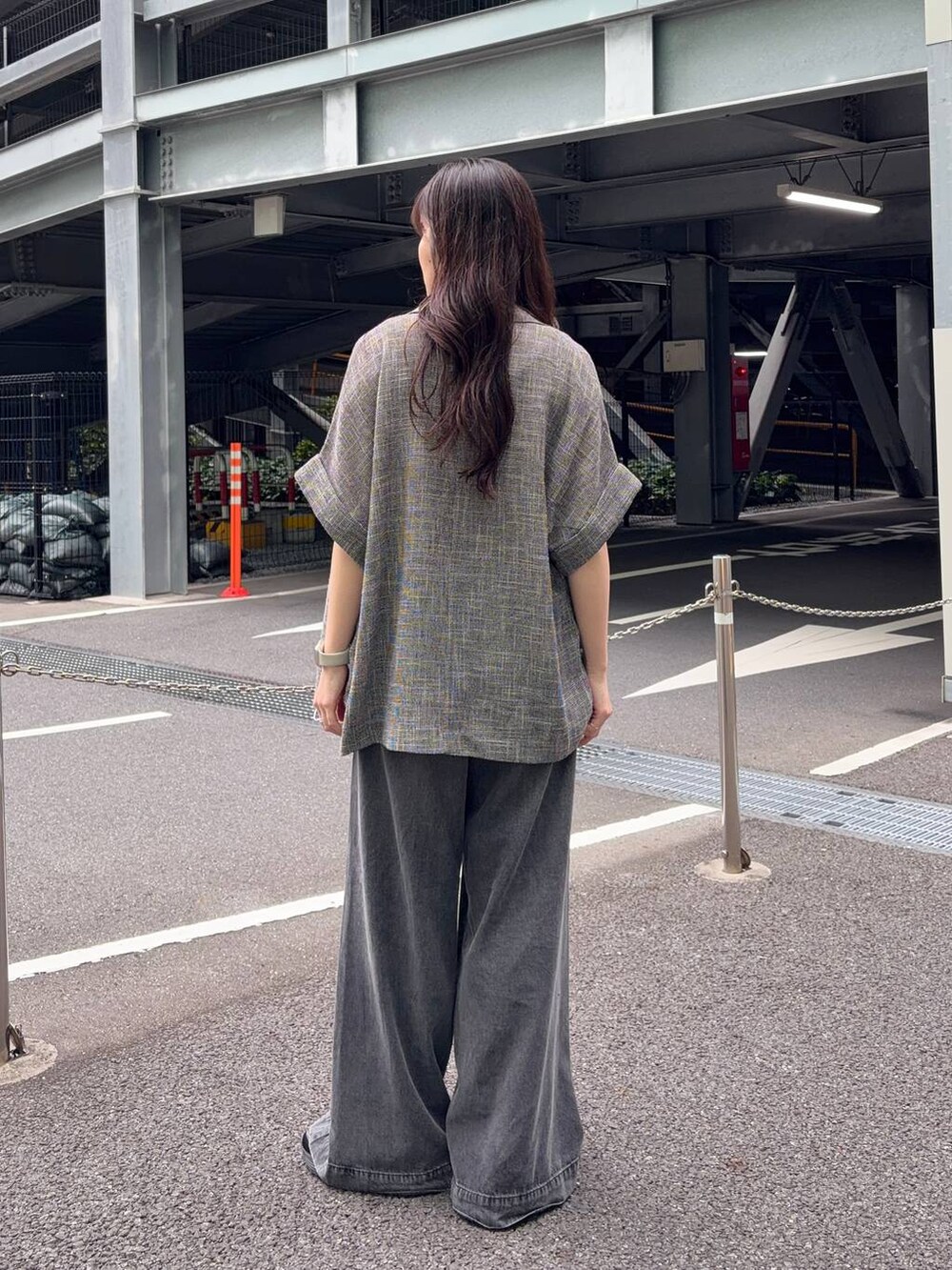 ブラック系のタンクトップ、ブラック系のデニムパンツ、シルバー系のチョーカーを着用したレディースの夏コーディネートの3枚目の写真