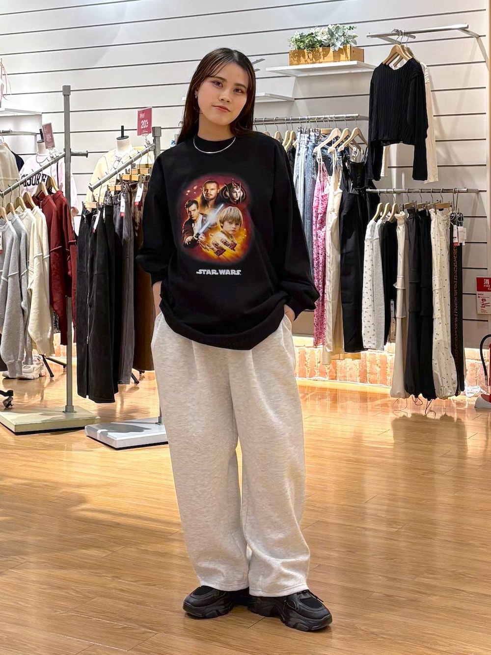 ブラック系のスニーカー、グレー系のスウェットパンツ、ブラック系のTシャツ/カットソーを着用したレディースの冬コーディネートの2枚目の写真