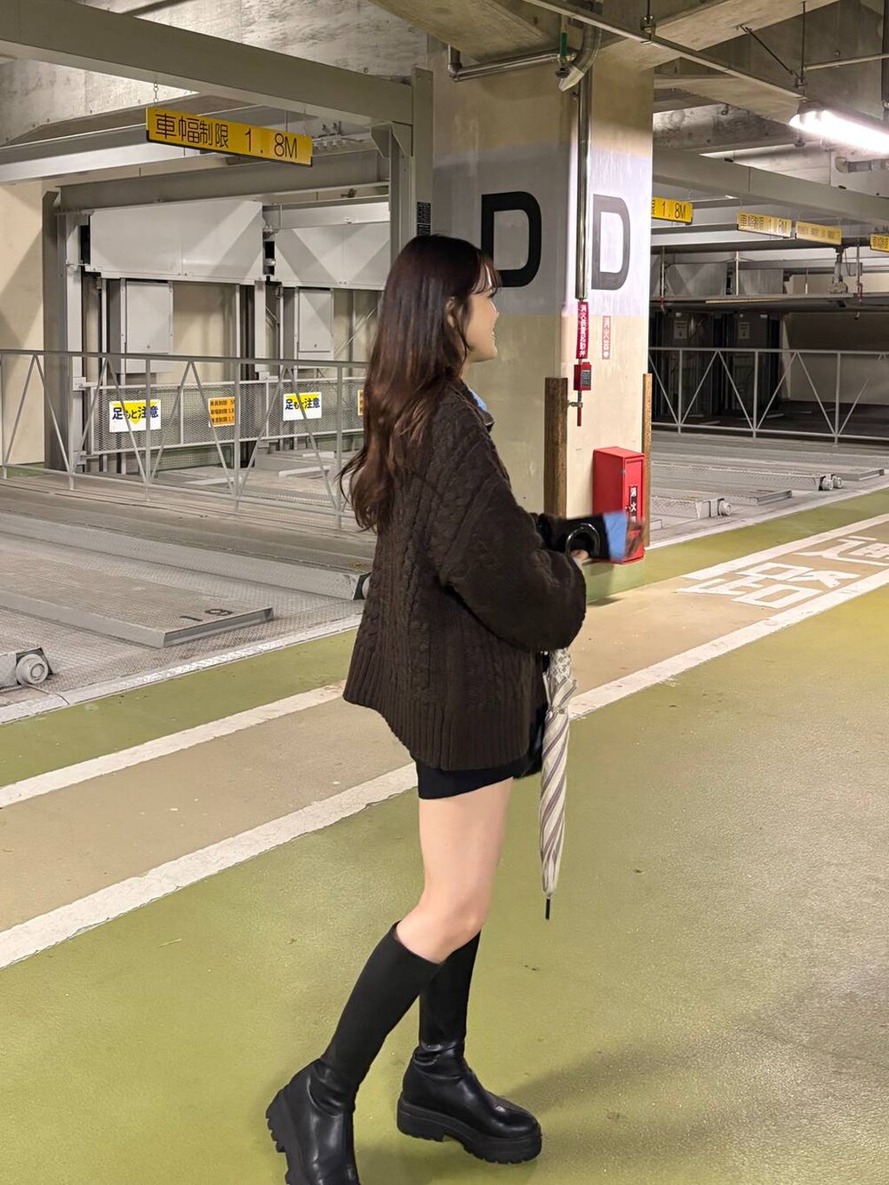 ブルー系のシャツ/ブラウス、ブラック系のブーツ、ブラウン系のカーディガン/ボレロを着用したレディースの秋コーディネートの3枚目の写真