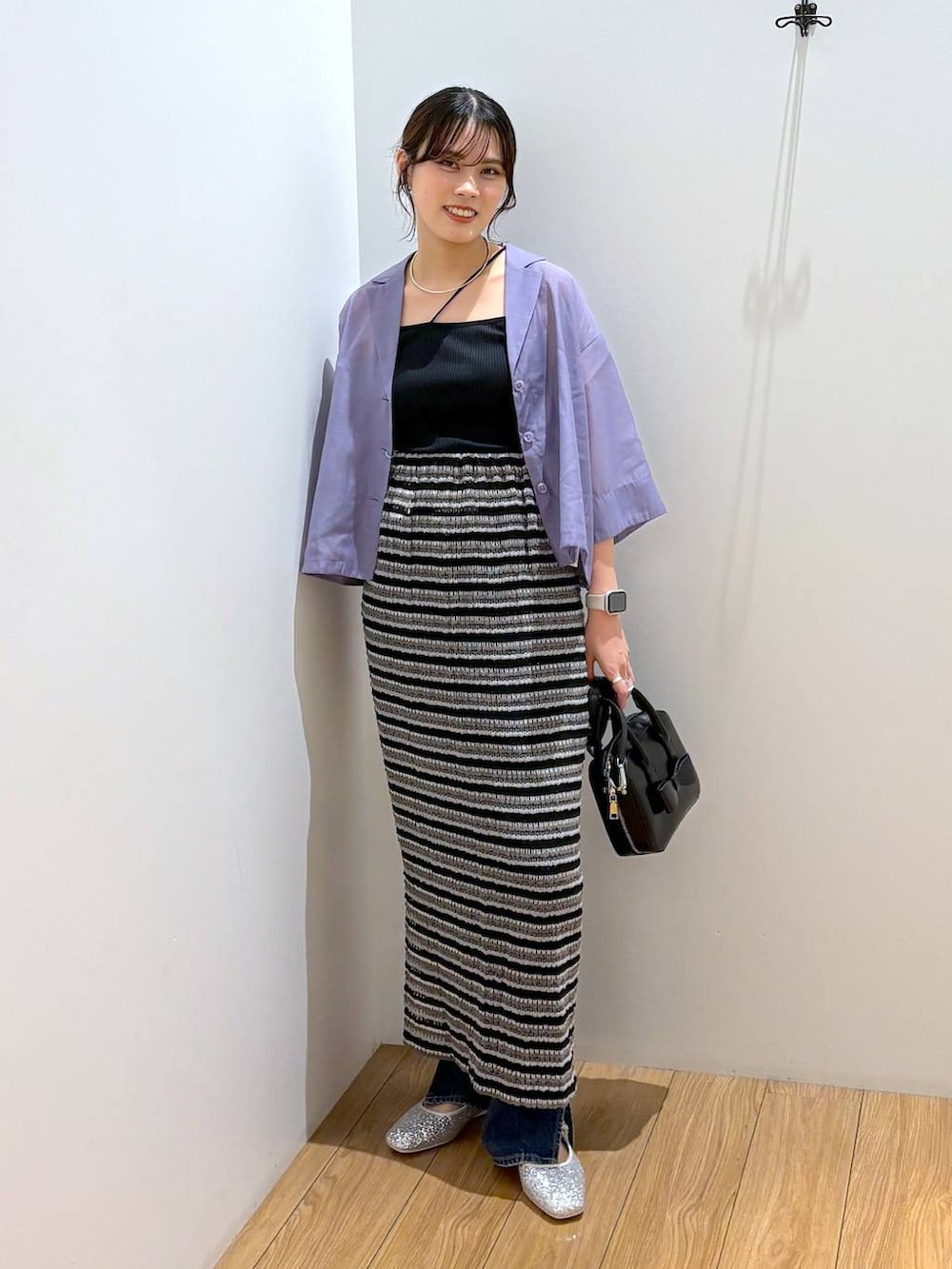 パープル系のシャツ/ブラウス、ブルー系のデニムパンツ、ブラック系のキャミソールを着用したレディースの夏コーディネートの5枚目の写真