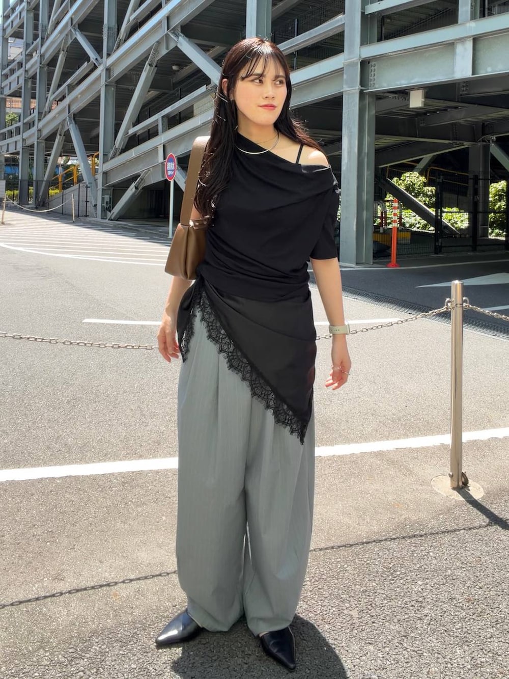 グレー系のその他パンツ、ブラウン系のショルダーバッグ、ブラック系のサンダルを着用したレディースの春コーディネートの5枚目の写真