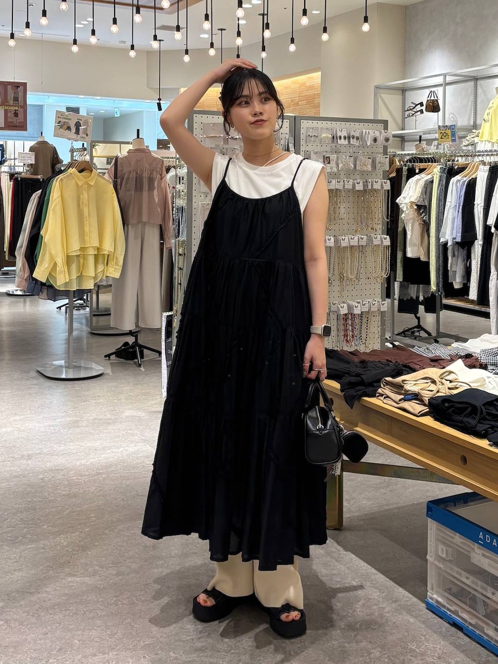 「着痩せ・細見え、高見え、体型カバー、春コーデ、ローリーズスタイル_LOWRYS FARM、LOWRYS FARM、春色、春服みてみて、ワンピース、夏コーデ、シンプルコーデ、シンプル、デートコーデ、楽ちんコーデ」|「LOWRYS FARMのカンドウフィットニットサンダル 283661(サンダル、ブラック系)」を使った、kuboさん(レディース・161cm)の夏コーディネートの5枚目の写真