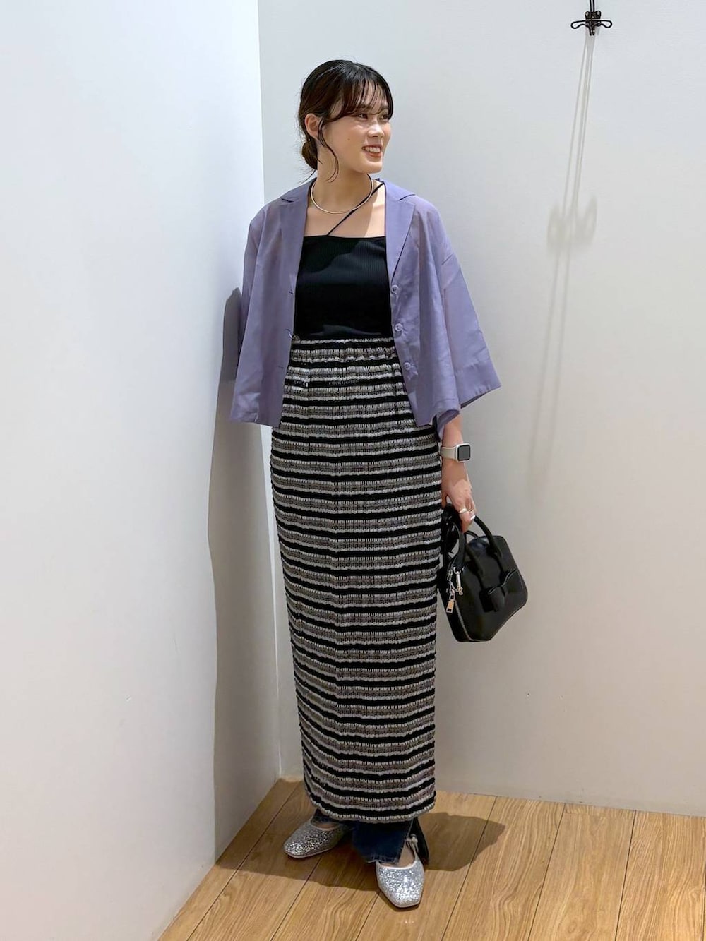 パープル系のシャツ/ブラウス、ブルー系のデニムパンツ、ブラック系のキャミソールを着用したレディースの夏コーディネートの2枚目の写真