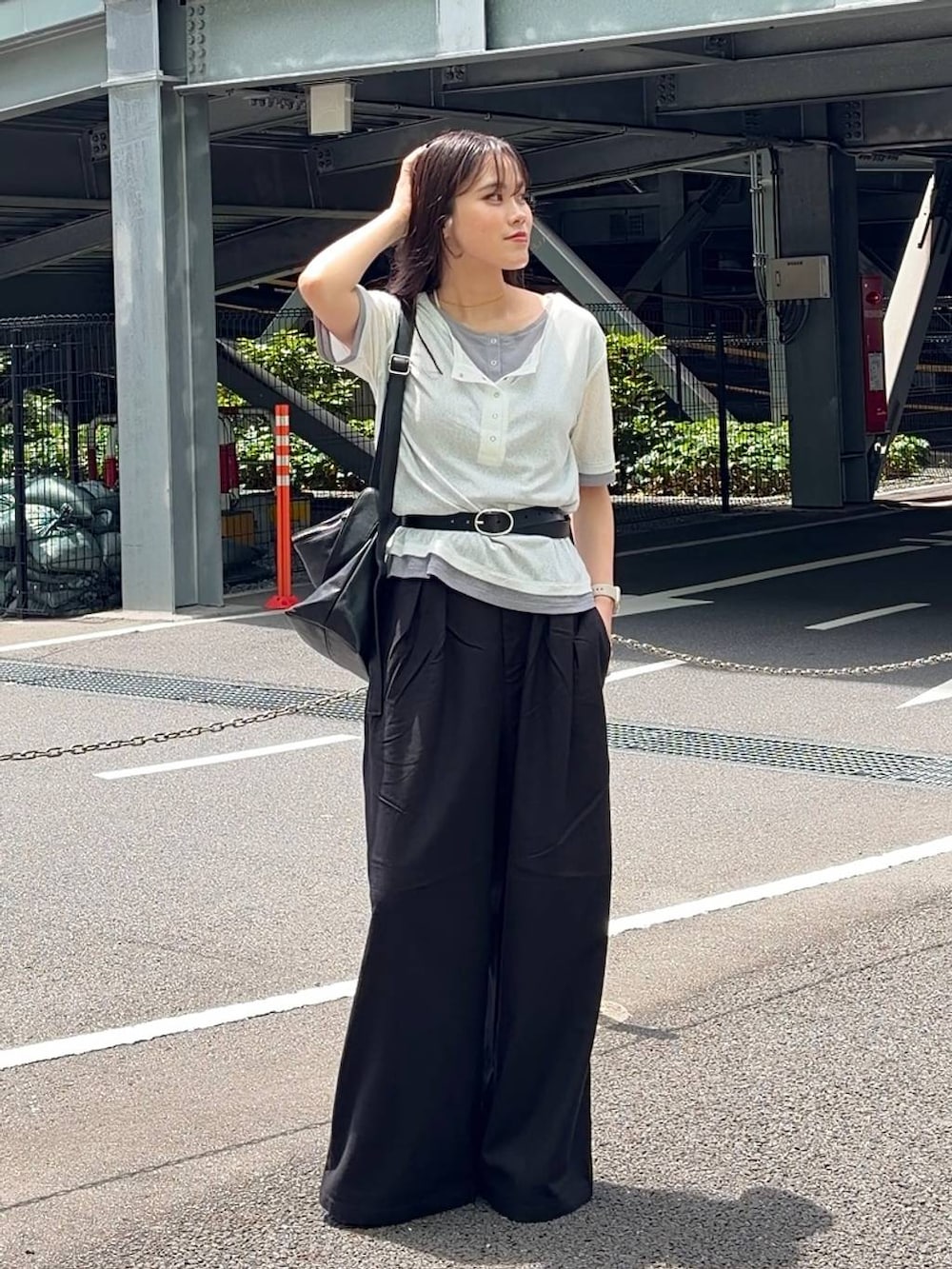 ブラック系のスラックス、シルバー系のサンダル、ホワイト系のTシャツ/カットソーを着用したレディースの春コーディネートの3枚目の写真