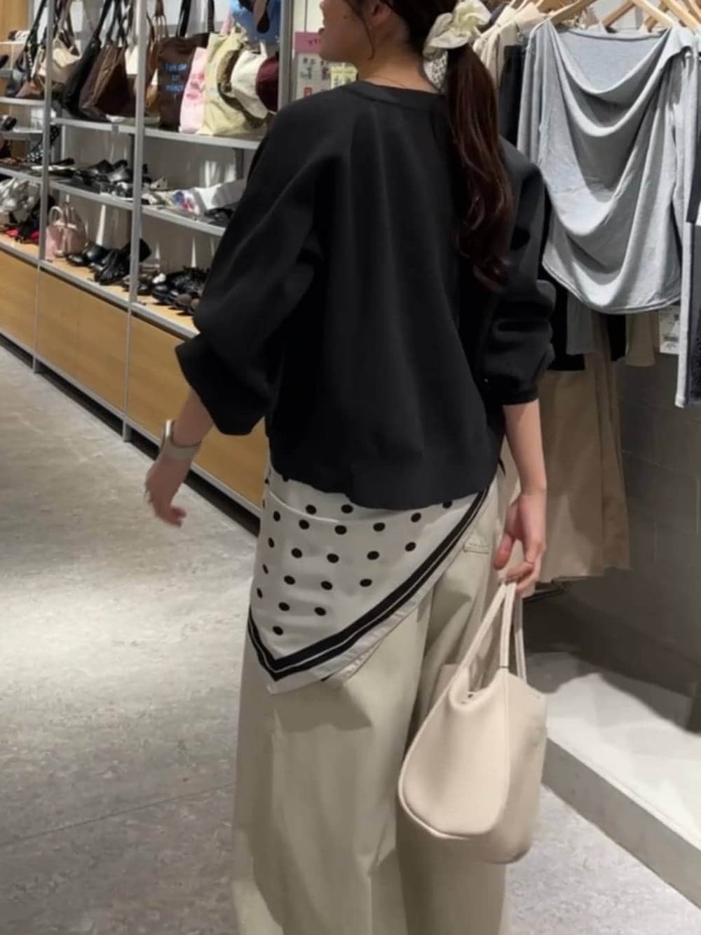 ホワイト系のショルダーバッグ、ホワイト系のデニムパンツ、グレー系のカーディガン/ボレロを着用したレディースの春コーディネートの2枚目の写真