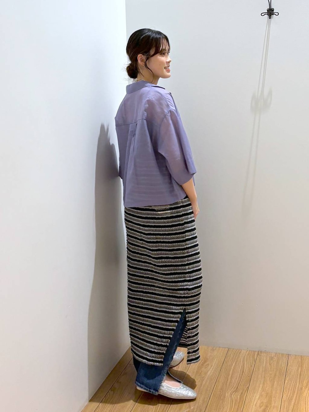 パープル系のシャツ/ブラウス、ブルー系のデニムパンツ、ブラック系のキャミソールを着用したレディースの夏コーディネートの3枚目の写真