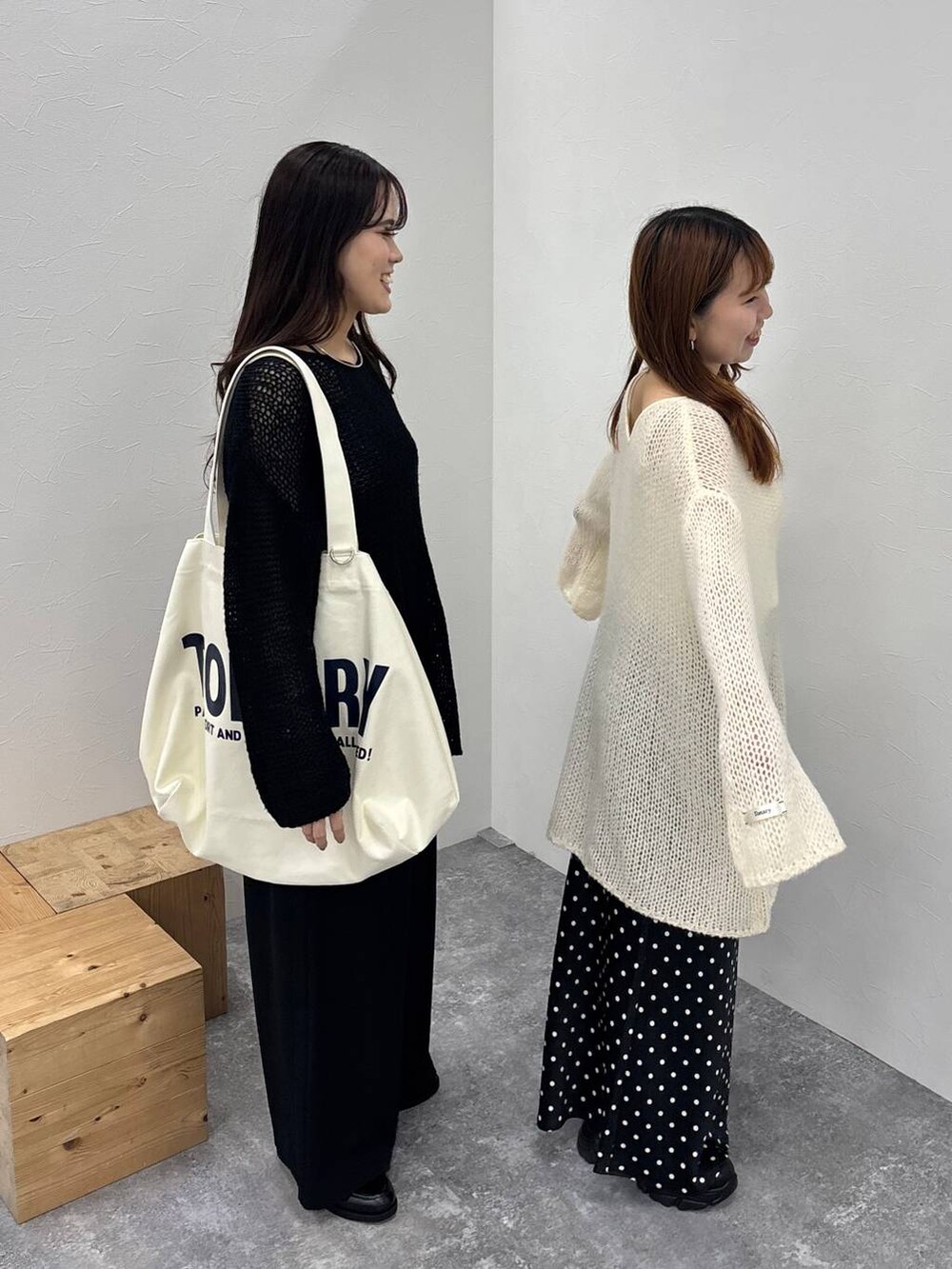 ブラック系のブーツ、ブラック系のキャミソール、ブラック系のスカートを着用したレディースの秋コーディネートの2枚目の写真