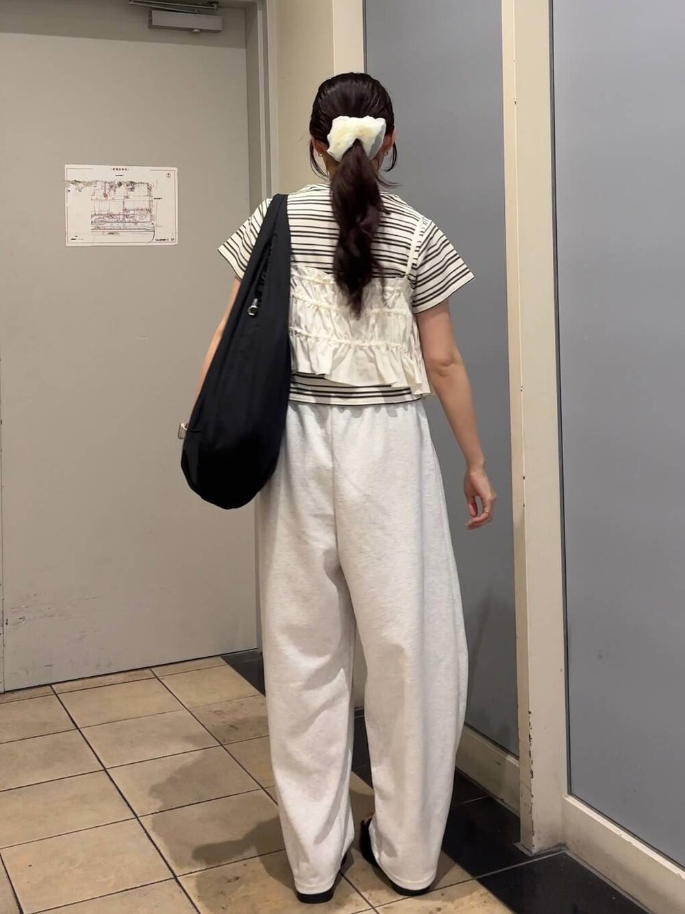 「着痩せ・細見え、高見え、体型カバー、春コーデ、ローリーズスタイル_LOWRYS FARM、LOWRYS FARM、春色、春服みてみて、Tシャツ、ビスチェ、レイヤードスタイル、スウェット、スウェットパンツ、サンダル、夏コーデ」｜「LOWRYS FARMのフライスチビＴシャツＳＳ 111954（Tシャツ/カットソー、ホワイト系）」を使った、kuboさん（レディース・161cm）の夏コーディネートの5枚目の写真