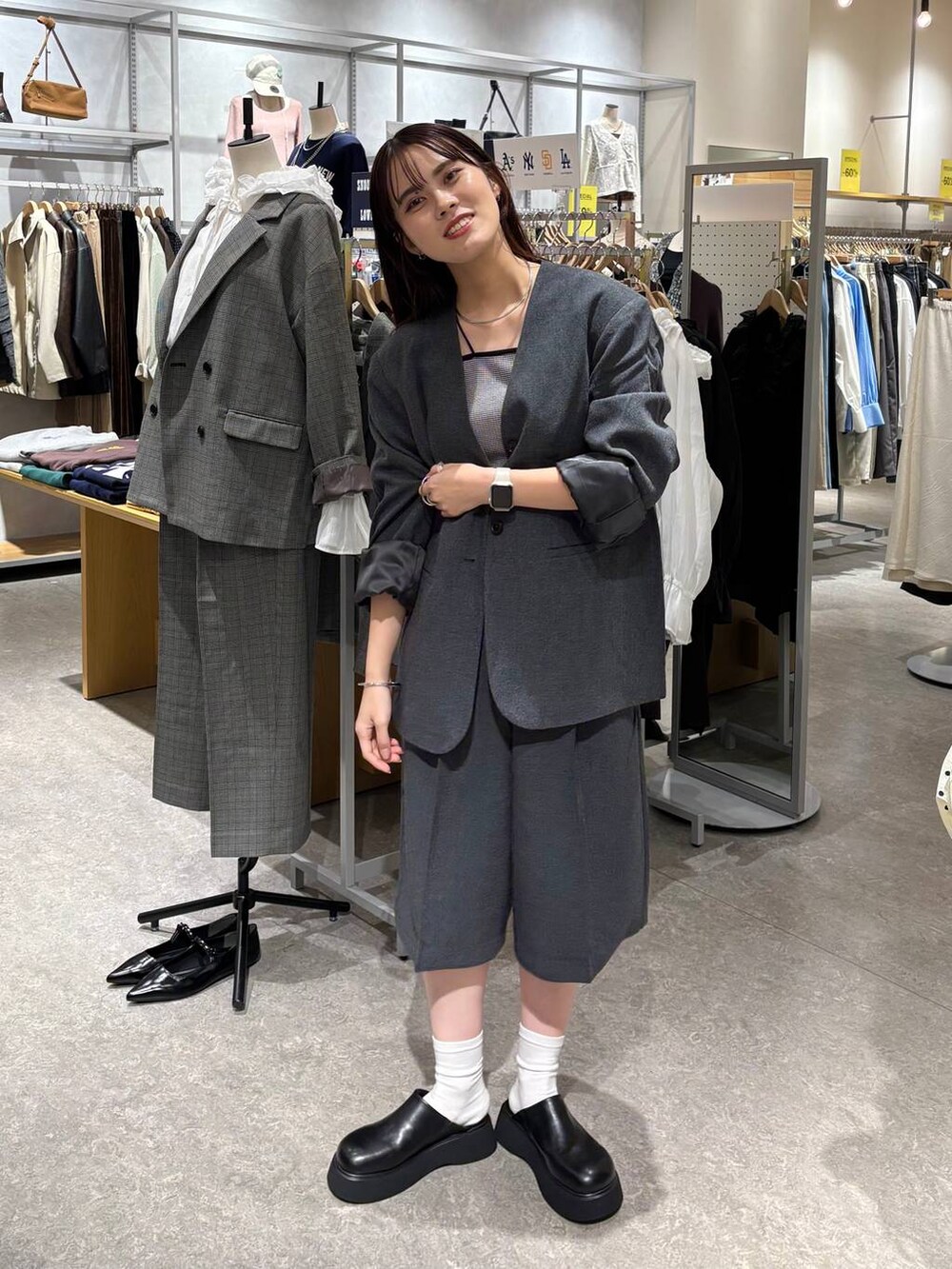 ブラック系のキャミソール、ブラック系のサンダル、グレー系のその他パンツを着用したレディースの秋コーディネートの2枚目の写真