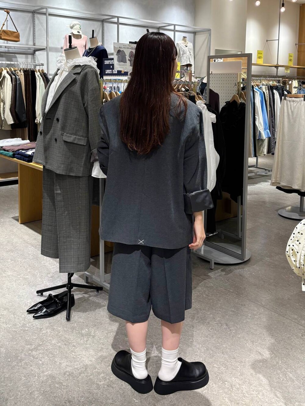 ブラック系のキャミソール、ブラック系のサンダル、グレー系のその他パンツを着用したレディースの秋コーディネートの4枚目の写真