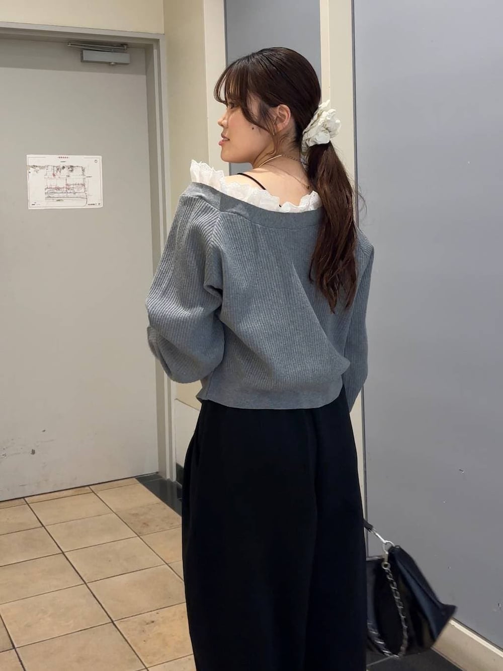 ブラック系のスウェットパンツ、ブラック系のショルダーバッグ、ブラック系のローファーを着用したレディースの春コーディネートの5枚目の写真