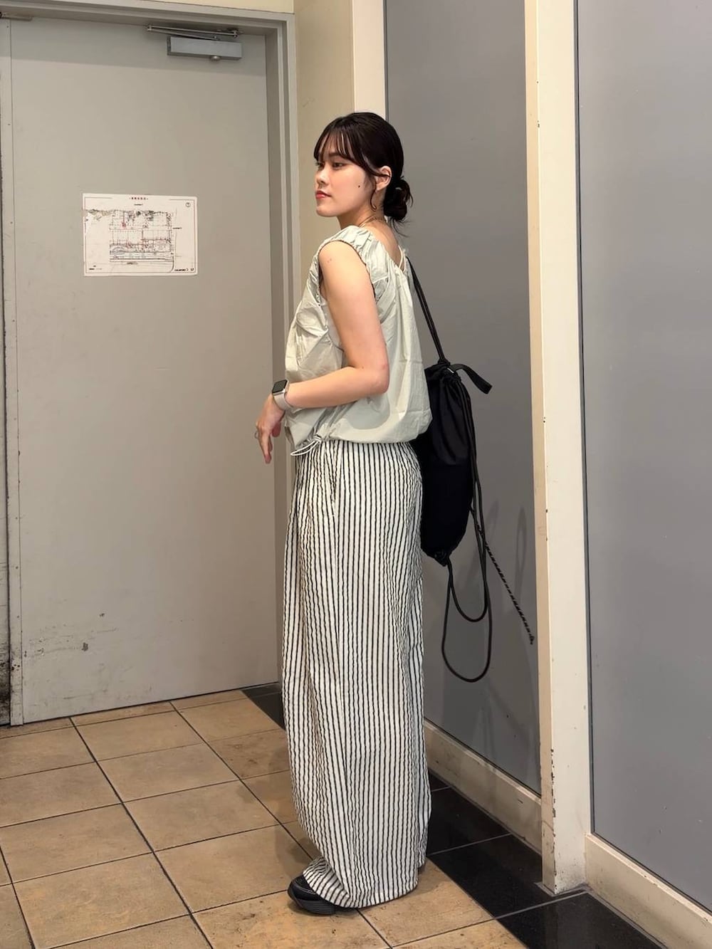 グリーン系のシャツ/ブラウス、ブラック系のバックパック/リュック、ホワイト系のその他パンツを着用したレディースの夏コーディネートの2枚目の写真