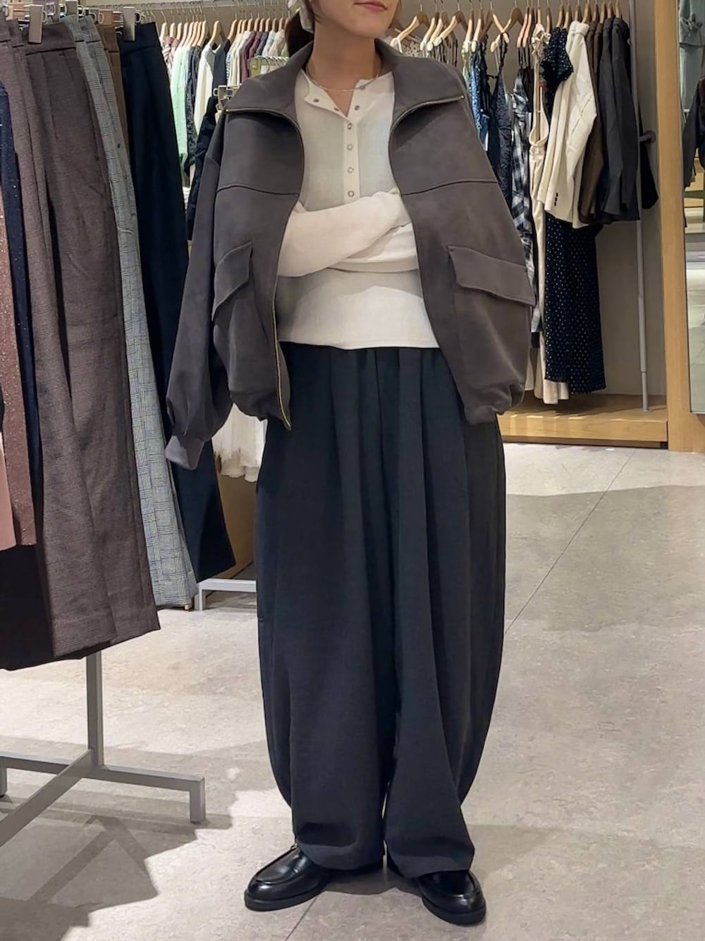 グレー系のその他パンツ、グレー系のブルゾン、ブラック系のローファーを着用したレディースの秋コーディネートの4枚目の写真