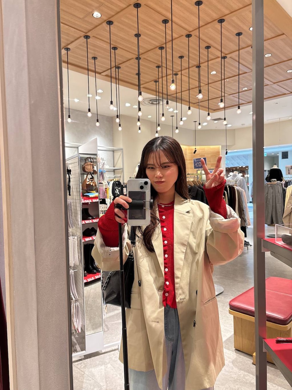 ブラック系のローファー、ブルー系のデニムパンツ、ブラック系のショルダーバッグを着用したレディースの冬コーディネートの7枚目の写真