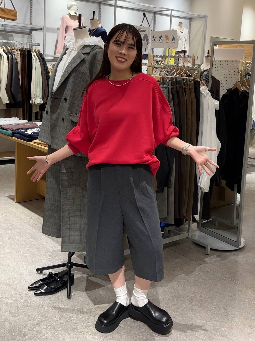 グレー系のその他パンツ、ブラック系のサンダル、レッド系のスウェットを着用したレディースの秋コーディネートの2枚目の写真