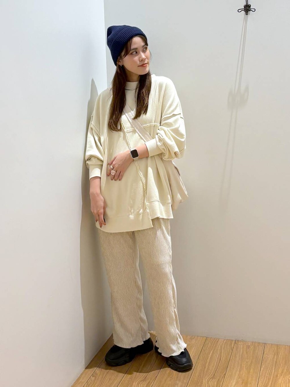 ホワイト系のその他パンツ、ブラック系のスニーカー、ホワイト系のショルダーバッグを着用したレディースの冬コーディネートの2枚目の写真