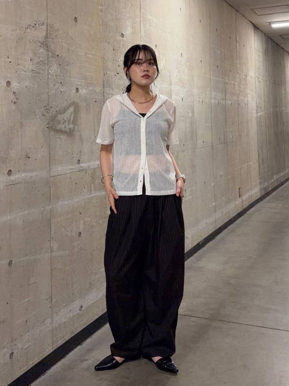 ホワイト系のシャツ/ブラウス、ブラウン系のその他パンツ、ブラック系のサンダルを着用したレディースの夏コーディネートの4枚目の写真