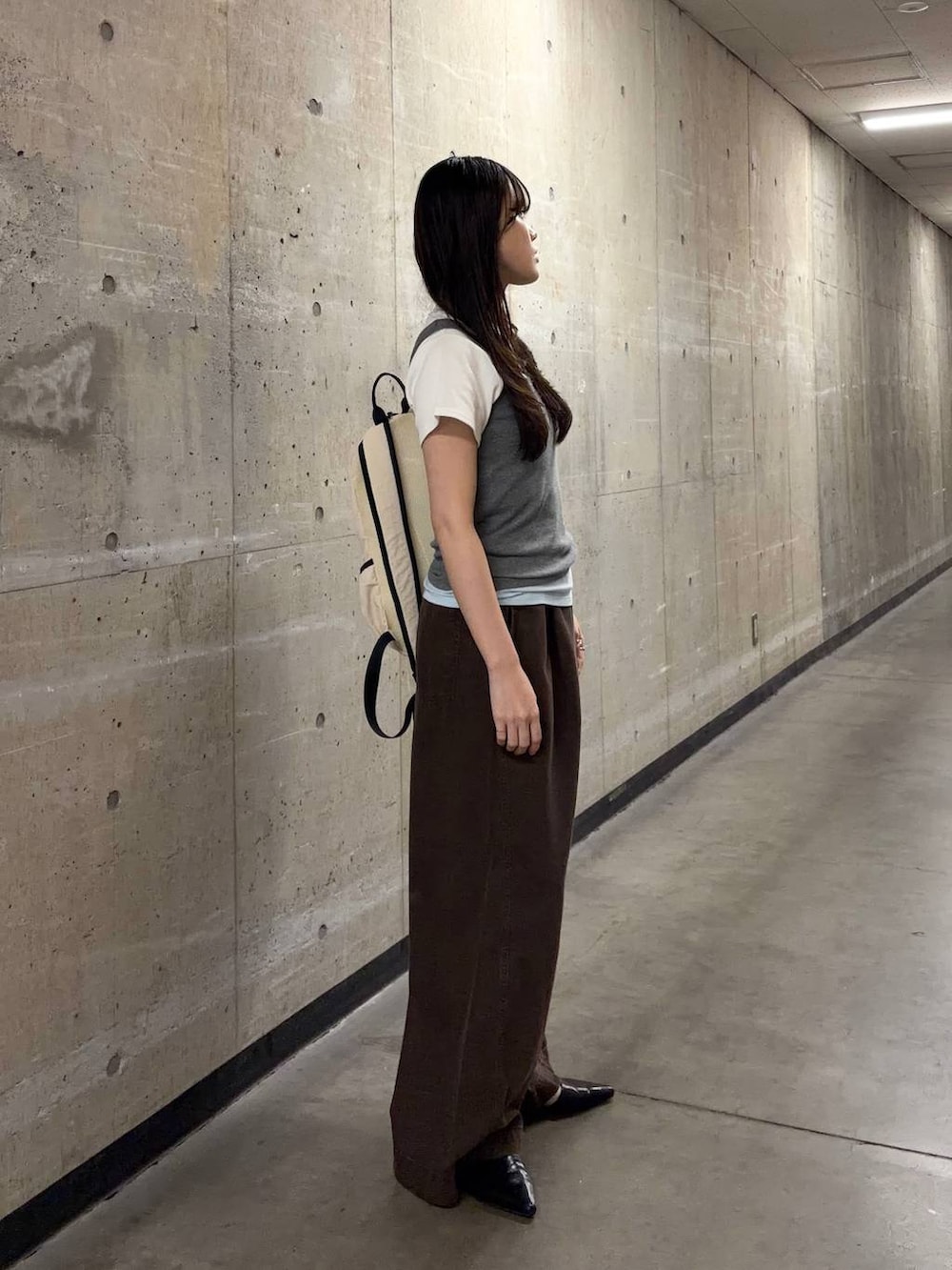 ブルー系のタンクトップ、グレー系のタンクトップ、ホワイト系のTシャツ/カットソーを着用したレディースの夏コーディネートの4枚目の写真