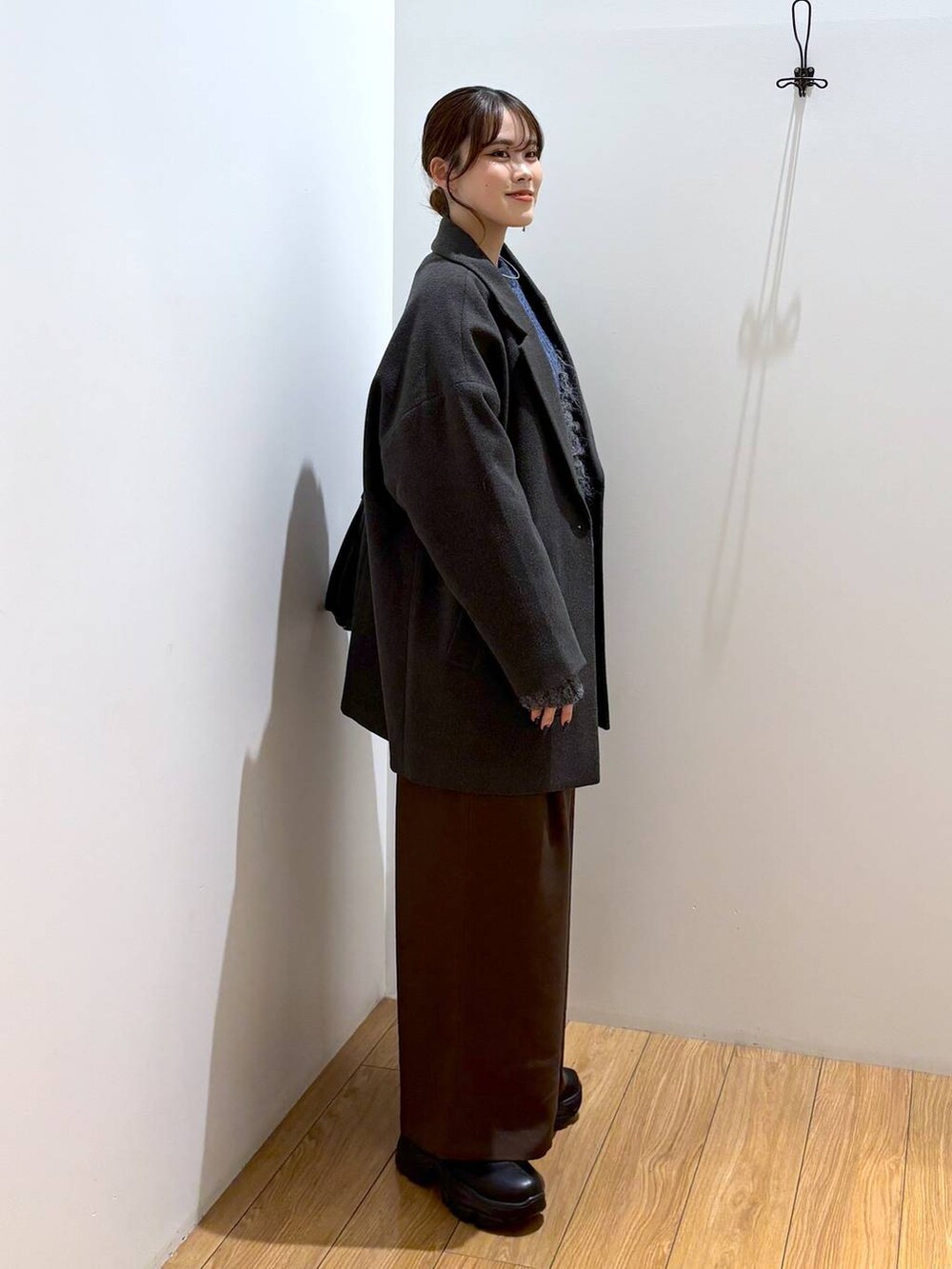 「着痩せ・細見え、高見え、体型カバー、秋コーデ、ローリーズスタイル_LOWRYS FARM、LOWRYS FARM、秋冬新作、秋服準備はじめました、冬コーデ、冬アウター、ワイドパンツ、きれいめ、ニット」|「LOWRYS FARMのダブルフェイスユルジャケット 116453(チェスターコート、グレー系)」を使った、kuboさん(レディース・161cm)の冬コーディネートの3枚目の写真