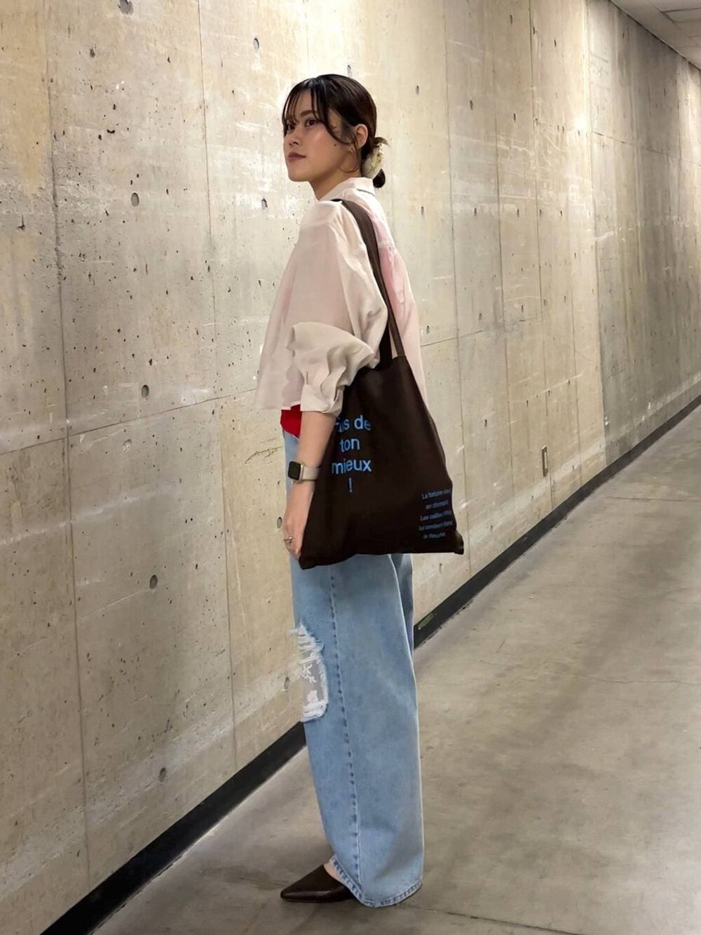 ブルー系のデニムパンツ、ホワイト系のシャツ/ブラウス、ブラウン系のトートバッグを着用したレディースの春コーディネートの2枚目の写真