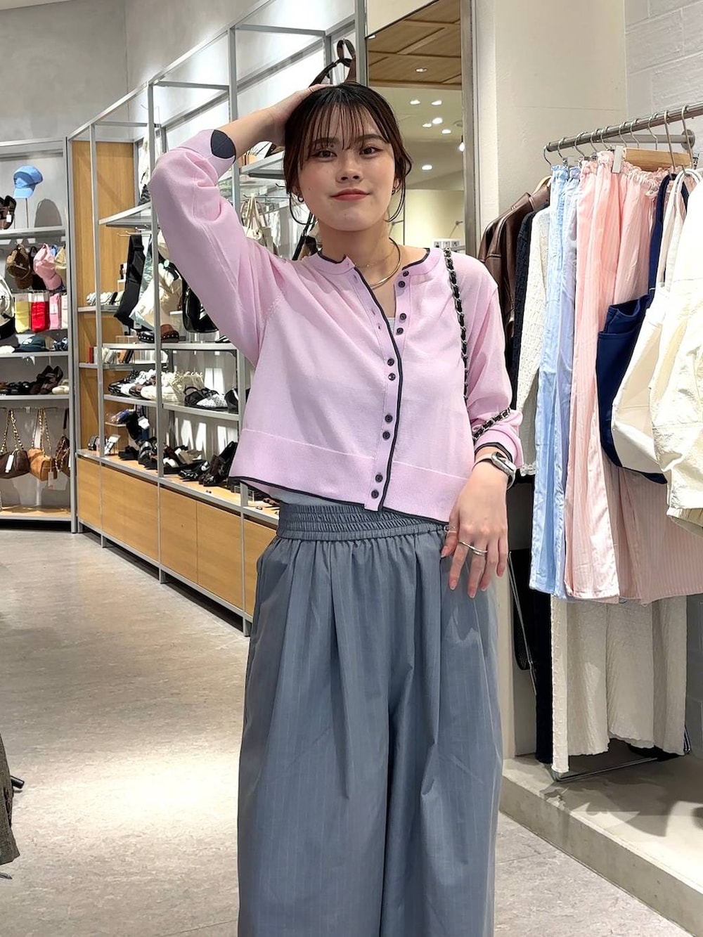 シルバー系のタンクトップ、グレー系のその他パンツ、ブラック系のショルダーバッグを着用したレディースの春コーディネートの4枚目の写真