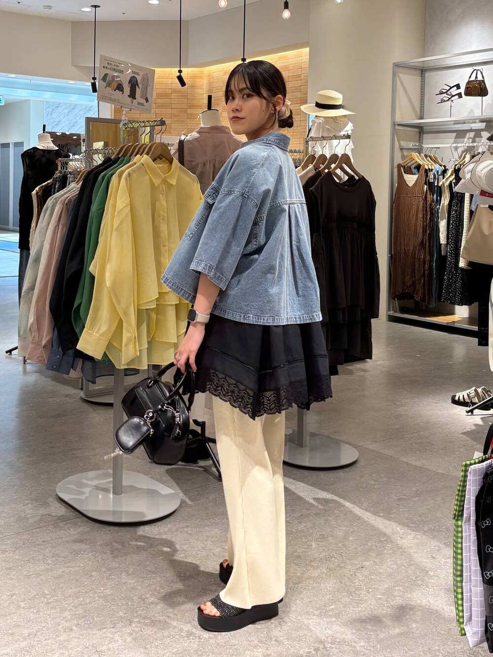 ブラック系のサンダル、ブルー系のシャツ/ブラウス、ブラック系のワンピースを着用したレディースの夏コーディネートの3枚目の写真