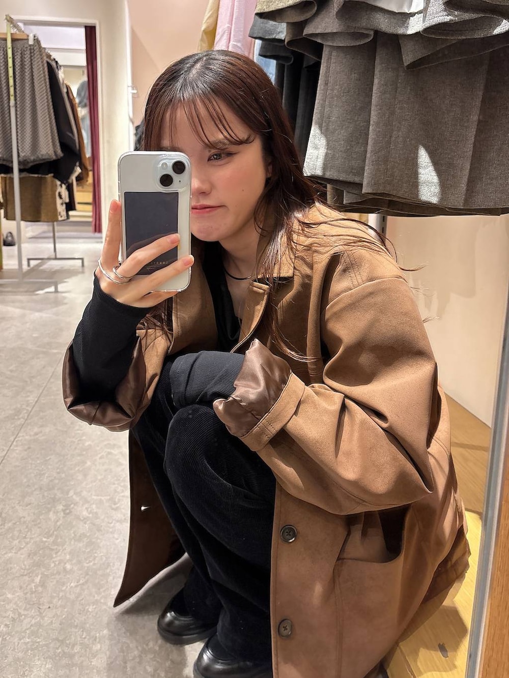 ブラウン系のテーラードジャケット、ブラック系のTシャツ/カットソー、シルバー系のチョーカーを着用したレディースの冬コーディネートの2枚目の写真