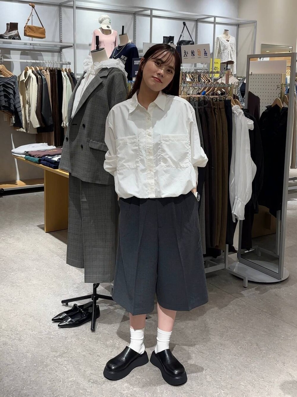 グレー系のその他パンツ、ブラック系のサンダル、ホワイト系のシャツ/ブラウスを着用したレディースの秋コーディネートの5枚目の写真