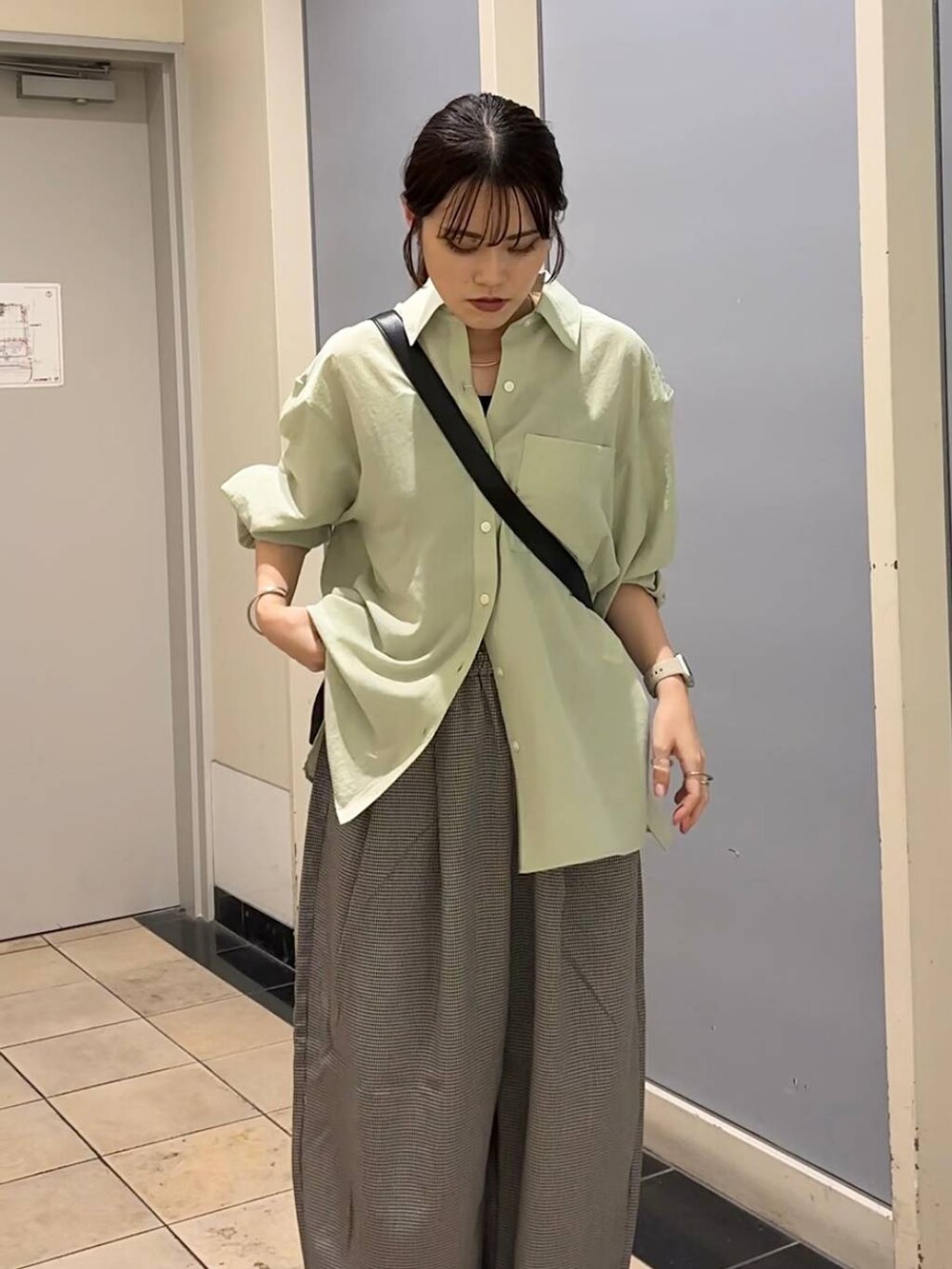 その他のその他パンツ、ブラック系のサンダル、ブラック系のショルダーバッグを着用したレディースの秋コーディネートの7枚目の写真