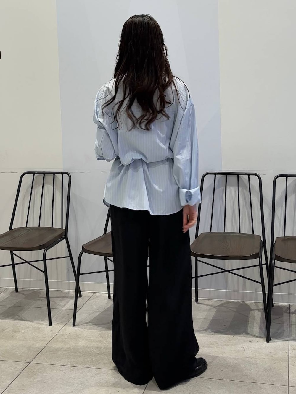 ブラック系のローファー、ブルー系のシャツ/ブラウス、ブラック系のその他パンツを着用したレディースの春コーディネートの3枚目の写真