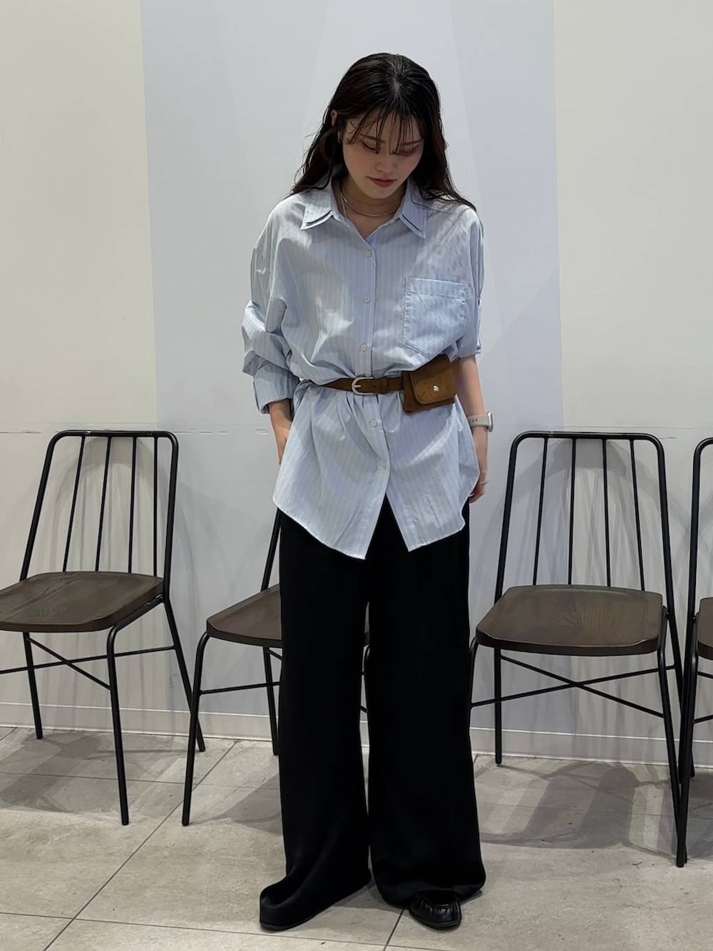 ブラック系のローファー、ブルー系のシャツ/ブラウス、ブラック系のその他パンツを着用したレディースの春コーディネートの6枚目の写真