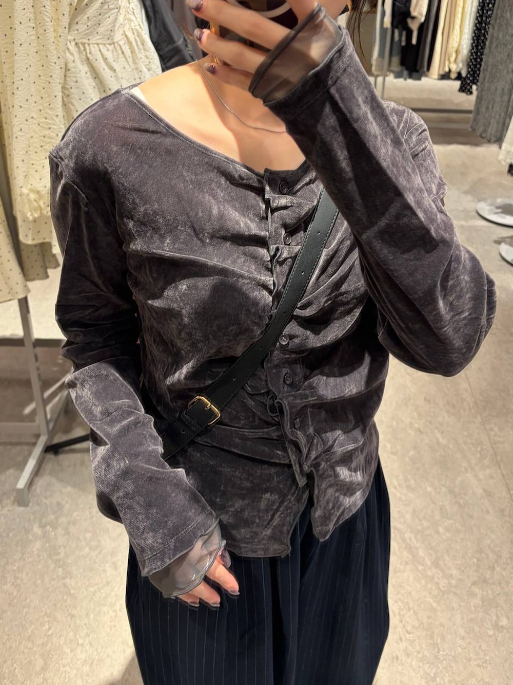 ブラック系のショルダーバッグ、グレー系のTシャツ/カットソー、ブルー系のその他パンツを着用したレディースの秋コーディネートの5枚目の写真