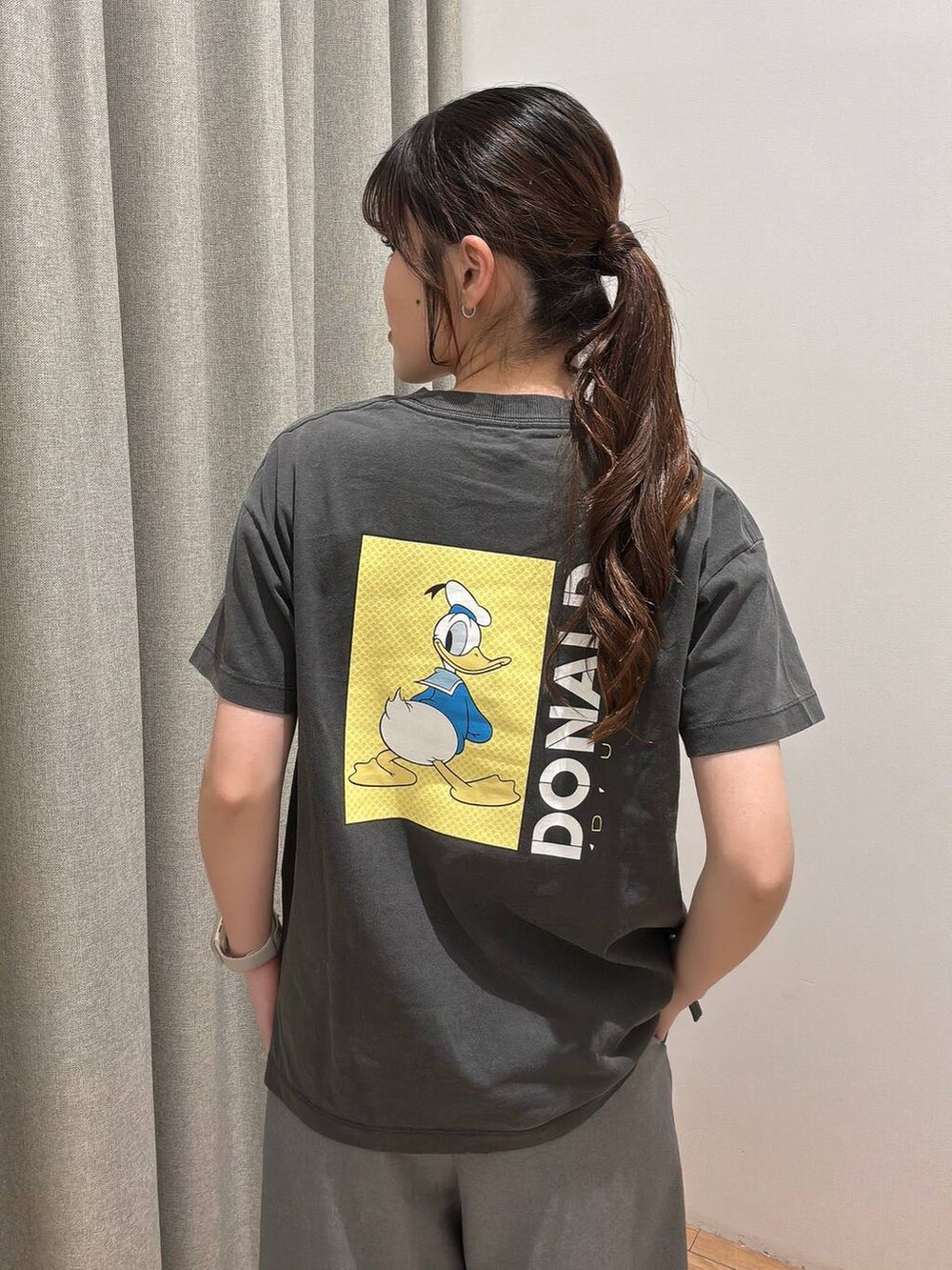 グレー系のスラックス、グレー系のTシャツ/カットソーを着用したレディースの春コーディネートの4枚目の写真