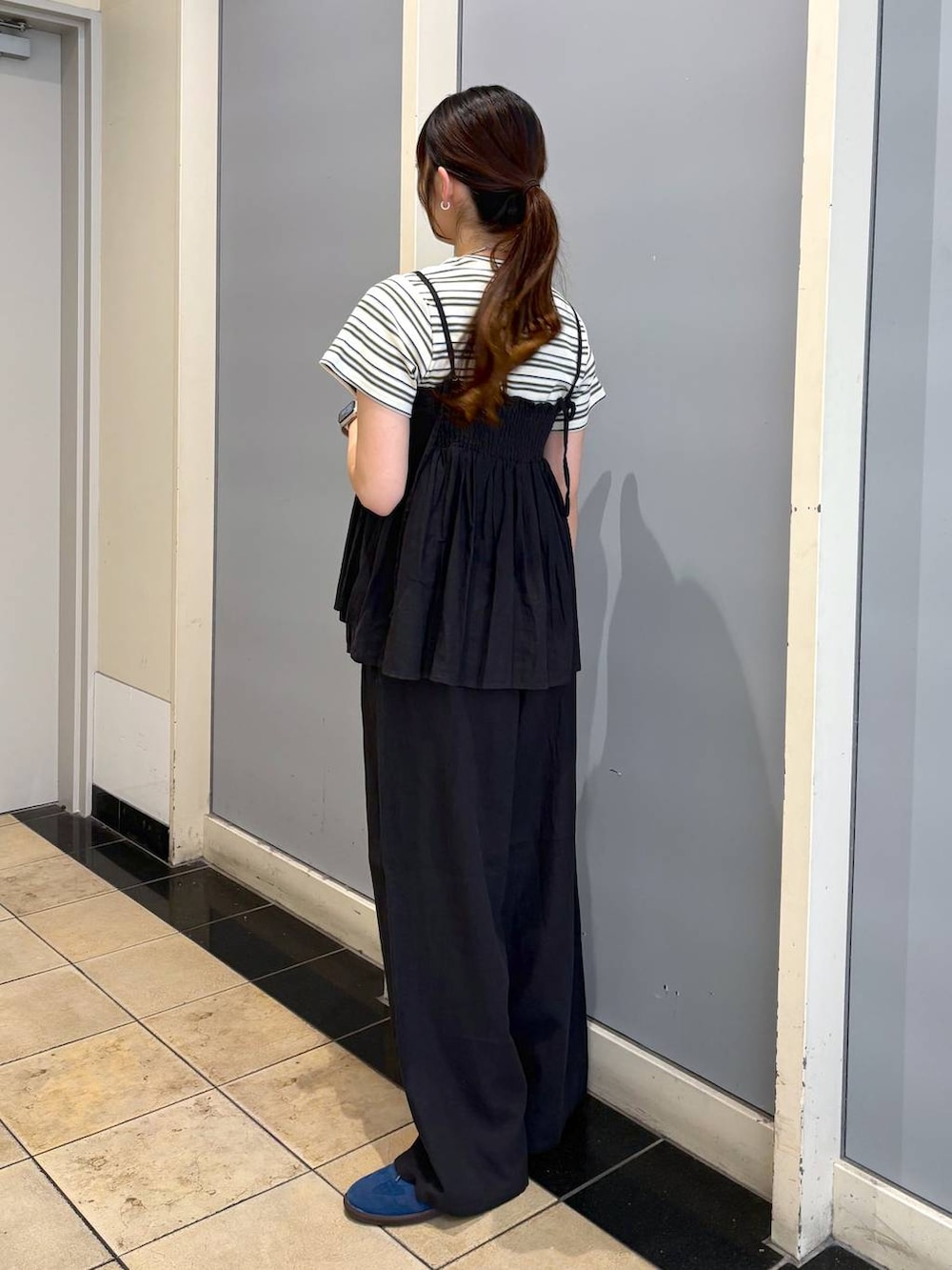 「着痩せ・細見え、高見え、体型カバー、春コーデ、ローリーズスタイル_LOWRYS FARM、LOWRYS FARM、春色、春服みてみて、セットアップ、夏コーデ、Tシャツ、カジュアル、カジュアルコーデ」｜「LOWRYS FARMのフライスチビＴシャツＳＳ 111954（Tシャツ/カットソー、ホワイト系）」を使った、kuboさん（レディース・161cm）の春コーディネートの3枚目の写真