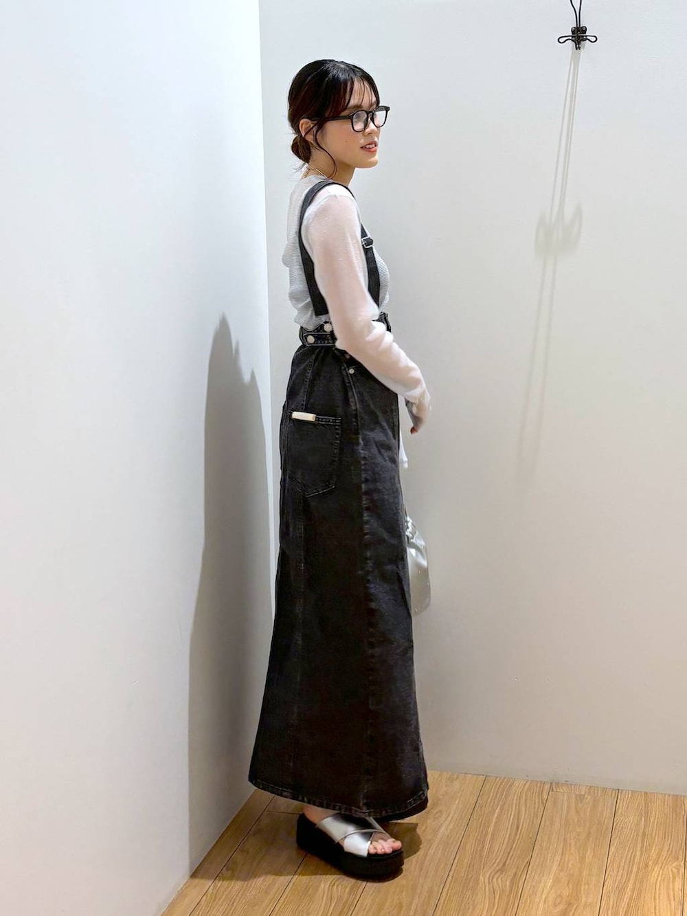 「LOWRYS FARM、きれいめカジュアル、大人カジュアル、サロペット、着痩せ・細見え、高見え、体型カバー、夏コーデ、ローリーズスタイル_LOWRYS FARM、デニムワンピース」|「LOWRYS FARMのスタッズキンチャクショルダー 109910(ショルダーバッグ、シルバー系)」を使った、kuboさん(レディース・161cm)の夏コーディネートの3枚目の写真