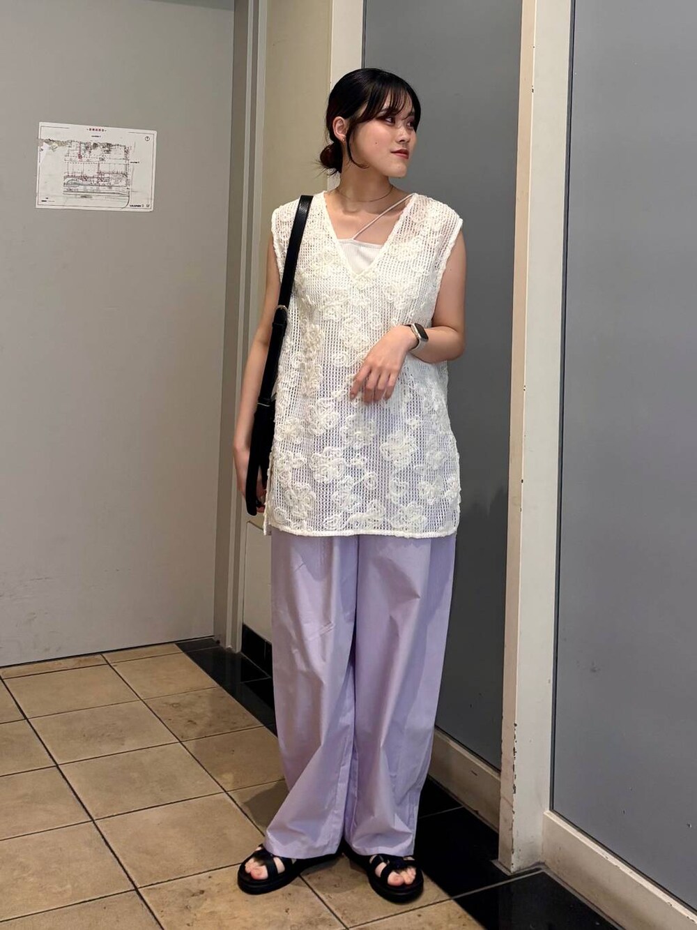 「着痩せ・細見え、高見え、体型カバー、春コーデ、ローリーズスタイル_LOWRYS FARM、LOWRYS FARM、春色、春服みてみて、ワイドパンツ、デートコーデ、女子会」｜「LOWRYS FARMのカンドウフィットグルカ 283656（サンダル、ブラック系）」を使った、kuboさん（レディース・161cm）の春コーディネートの2枚目の写真