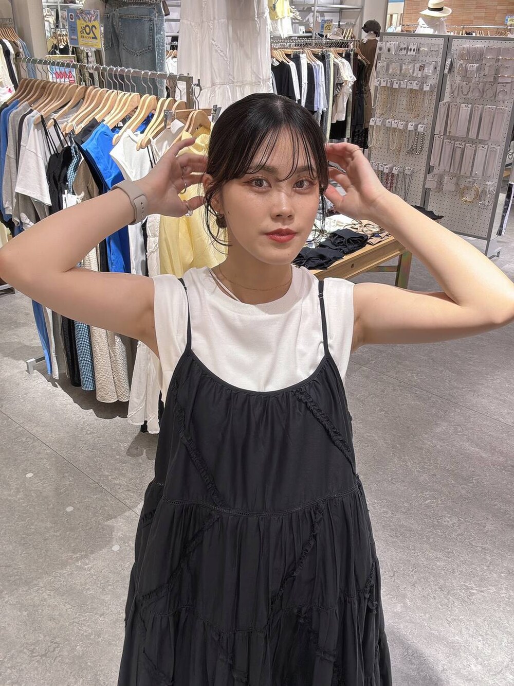 「着痩せ・細見え、高見え、体型カバー、春コーデ、ローリーズスタイル_LOWRYS FARM、LOWRYS FARM、春色、春服みてみて、ワンピース、夏コーデ、シンプルコーデ、シンプル、デートコーデ、楽ちんコーデ」|「LOWRYS FARMのカンドウフィットニットサンダル 283661(サンダル、ブラック系)」を使った、kuboさん(レディース・161cm)の夏コーディネートの6枚目の写真