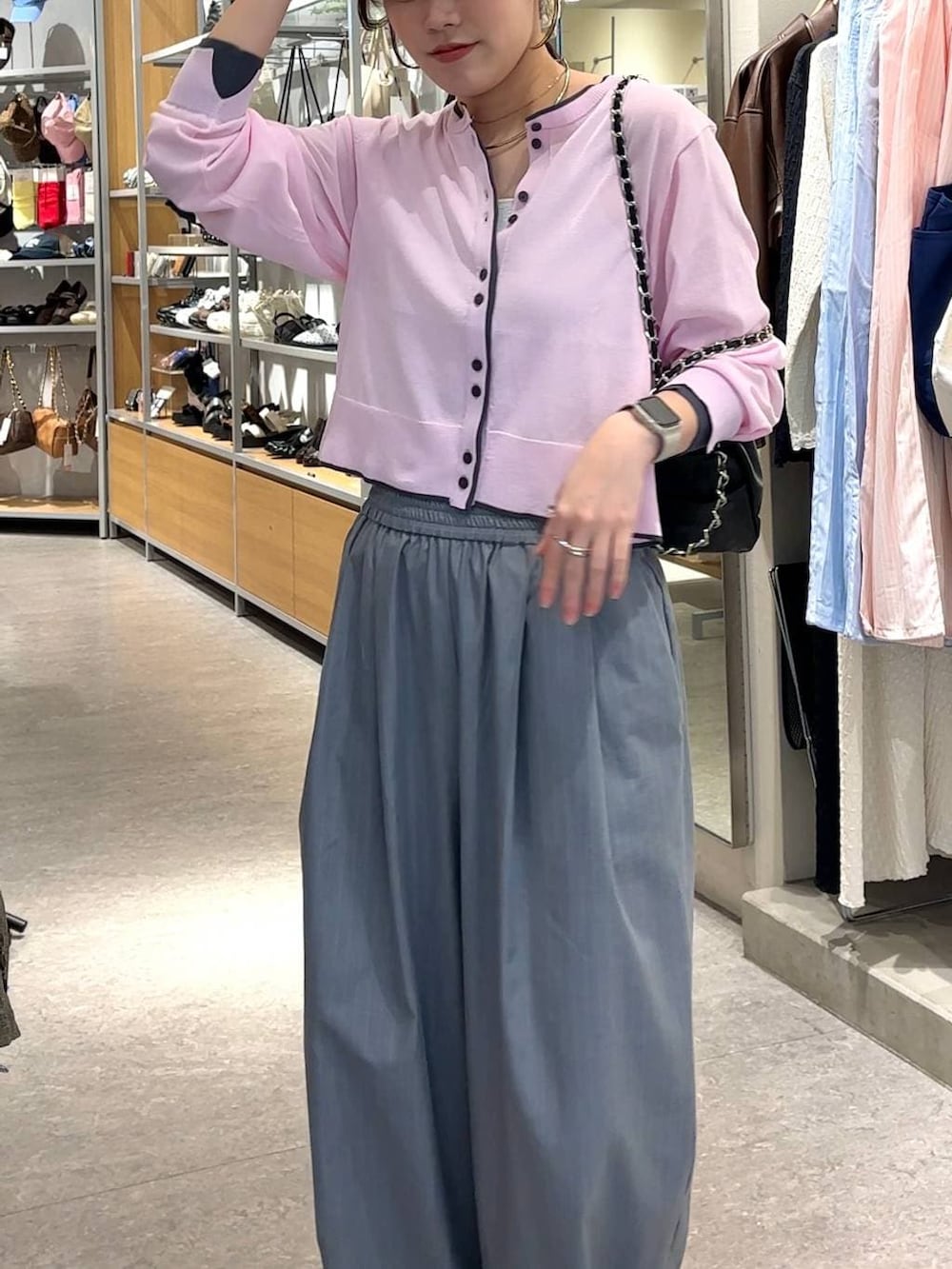 シルバー系のタンクトップ、グレー系のその他パンツ、ブラック系のショルダーバッグを着用したレディースの春コーディネートの5枚目の写真