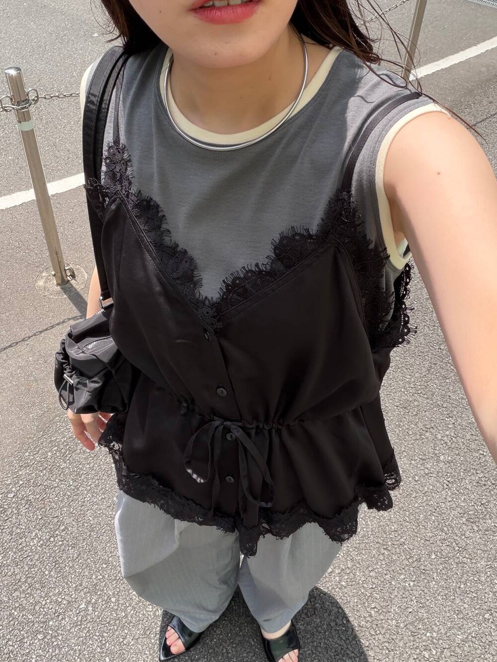 ブラック系のキャミソール、グレー系のその他パンツ、グレー系のタンクトップを着用したレディースの夏コーディネートの4枚目の写真