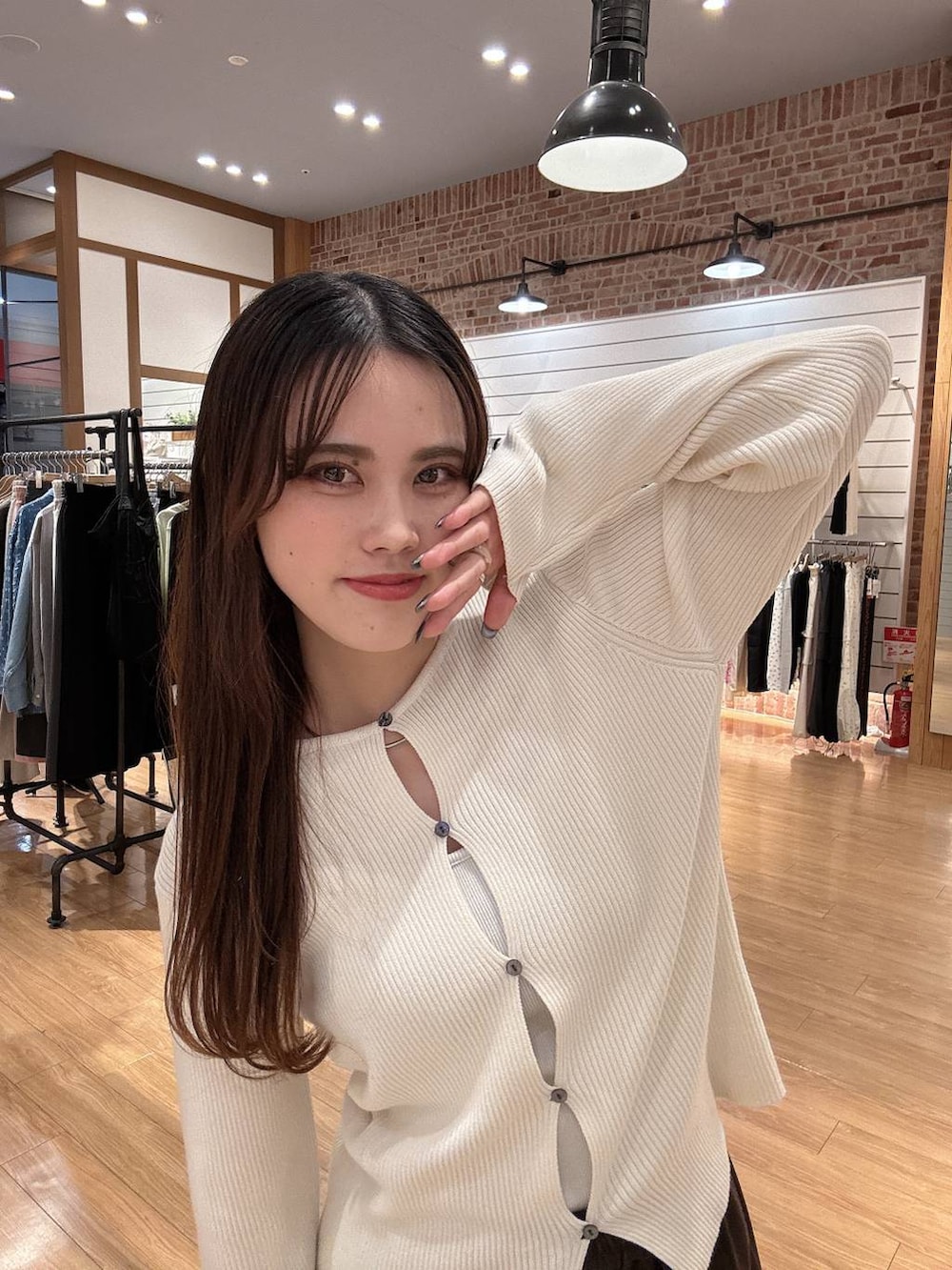 ブラウン系のその他パンツ、ホワイト系のニット/セーター、シルバー系のチョーカーを着用したレディースの冬コーディネートの2枚目の写真